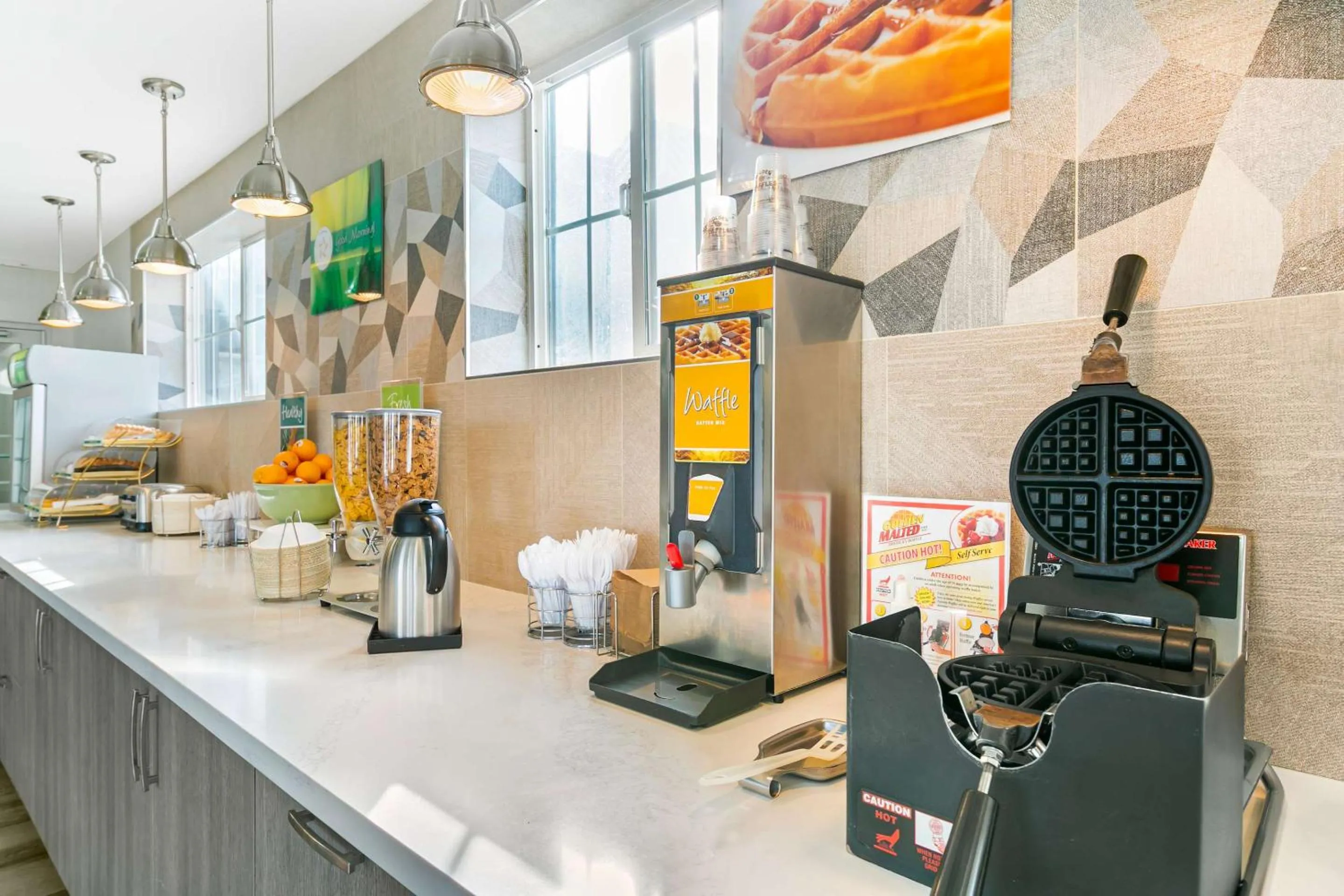 Breakfast in Quality Inn & Suites Sacramento Downtown Area