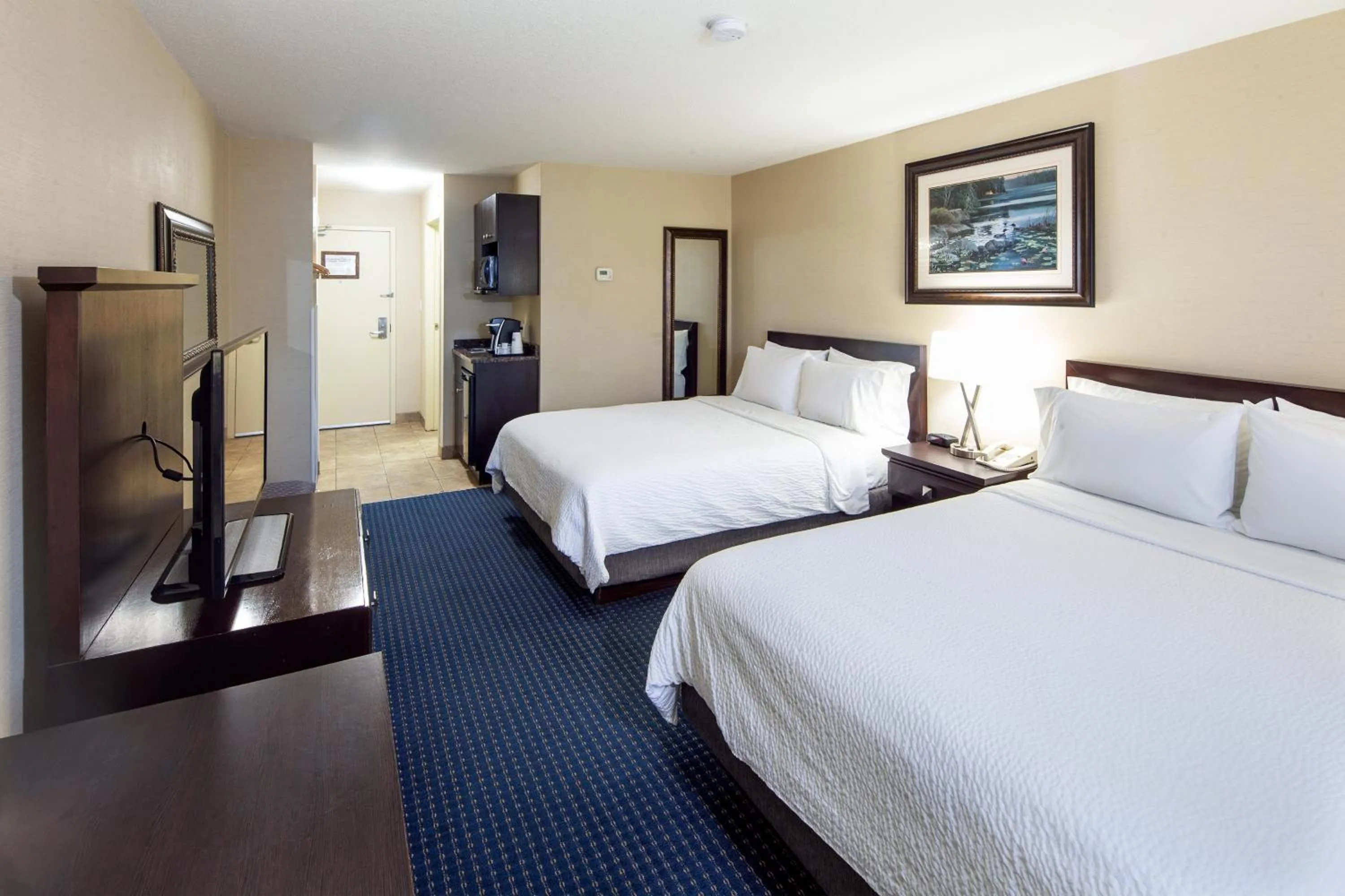 Photo of the whole room, Bed in Holiday Inn Express Hotel & Suites Edson by IHG
