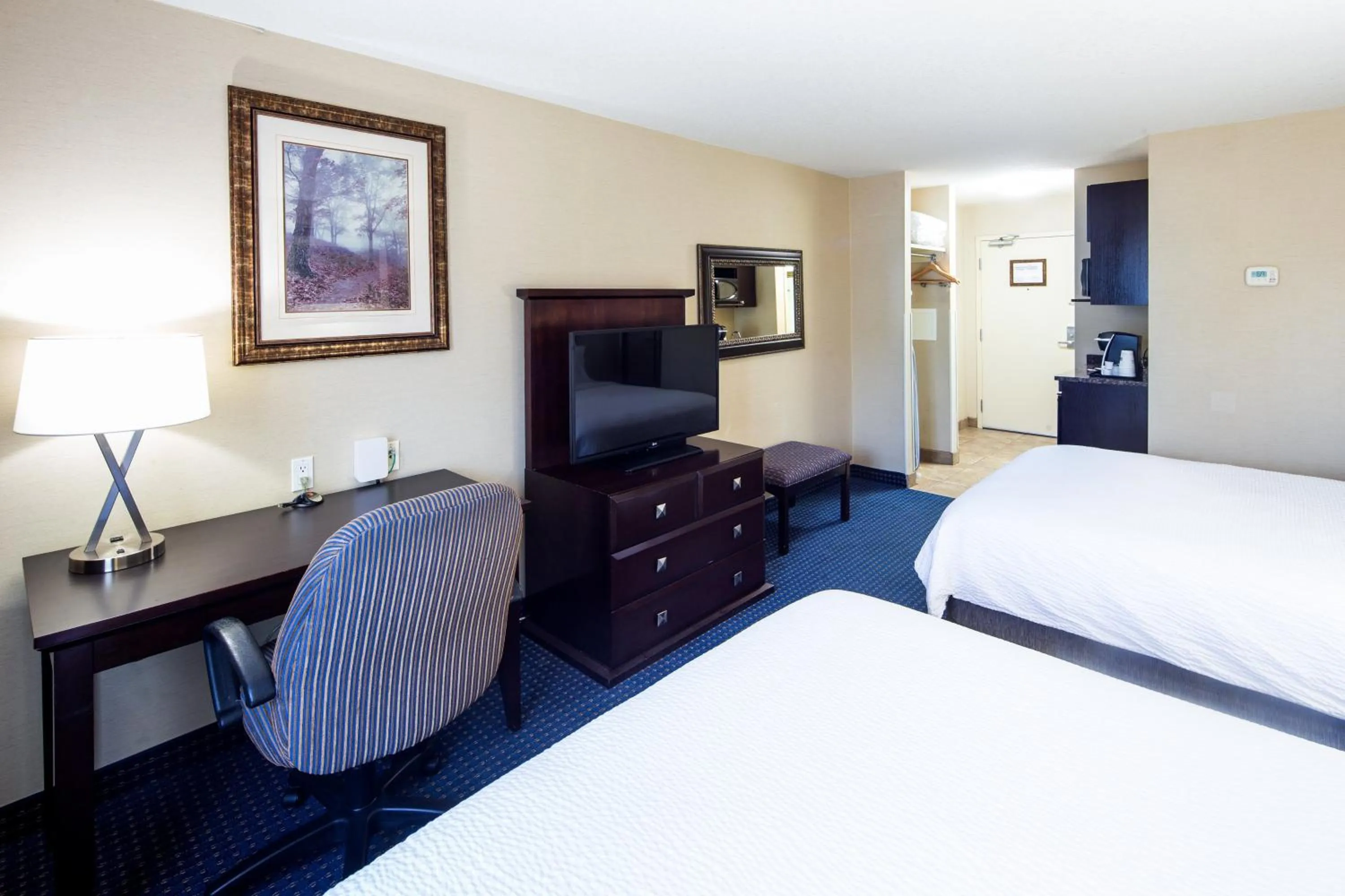 Photo of the whole room, Bed in Holiday Inn Express Hotel & Suites Edson by IHG
