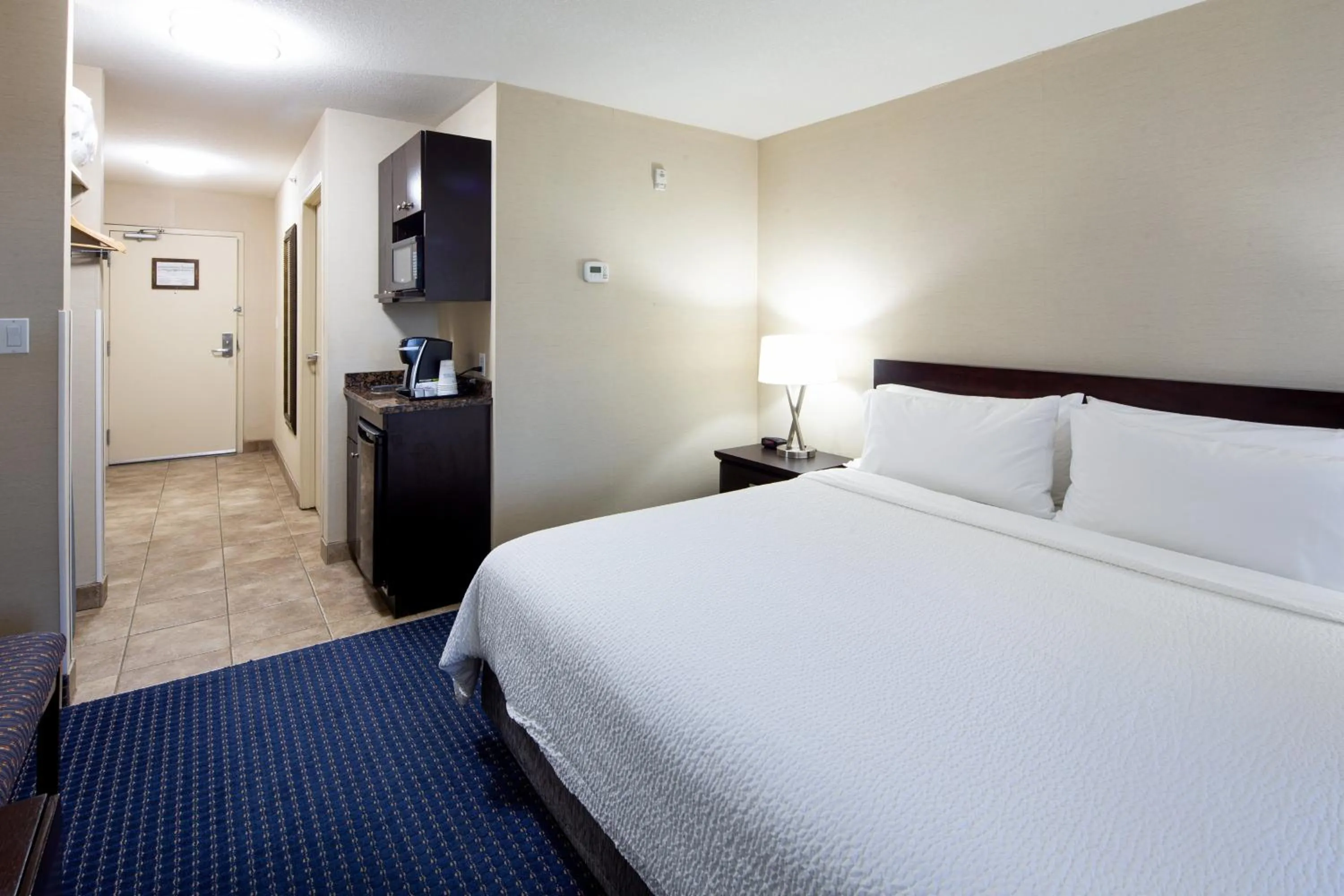 Photo of the whole room, Bed in Holiday Inn Express Hotel & Suites Edson by IHG