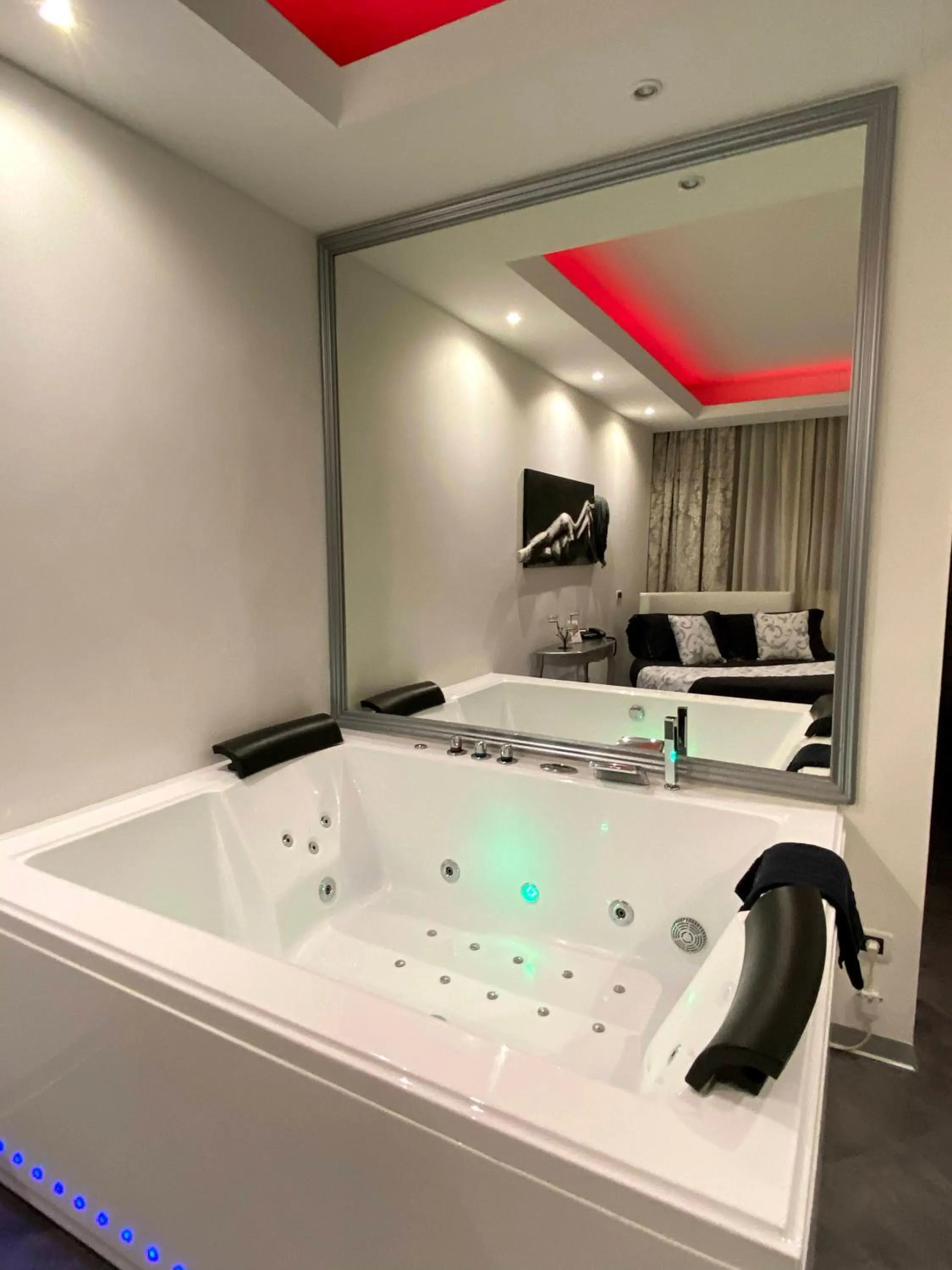 Hot Tub in Hotel Motel Visconteo