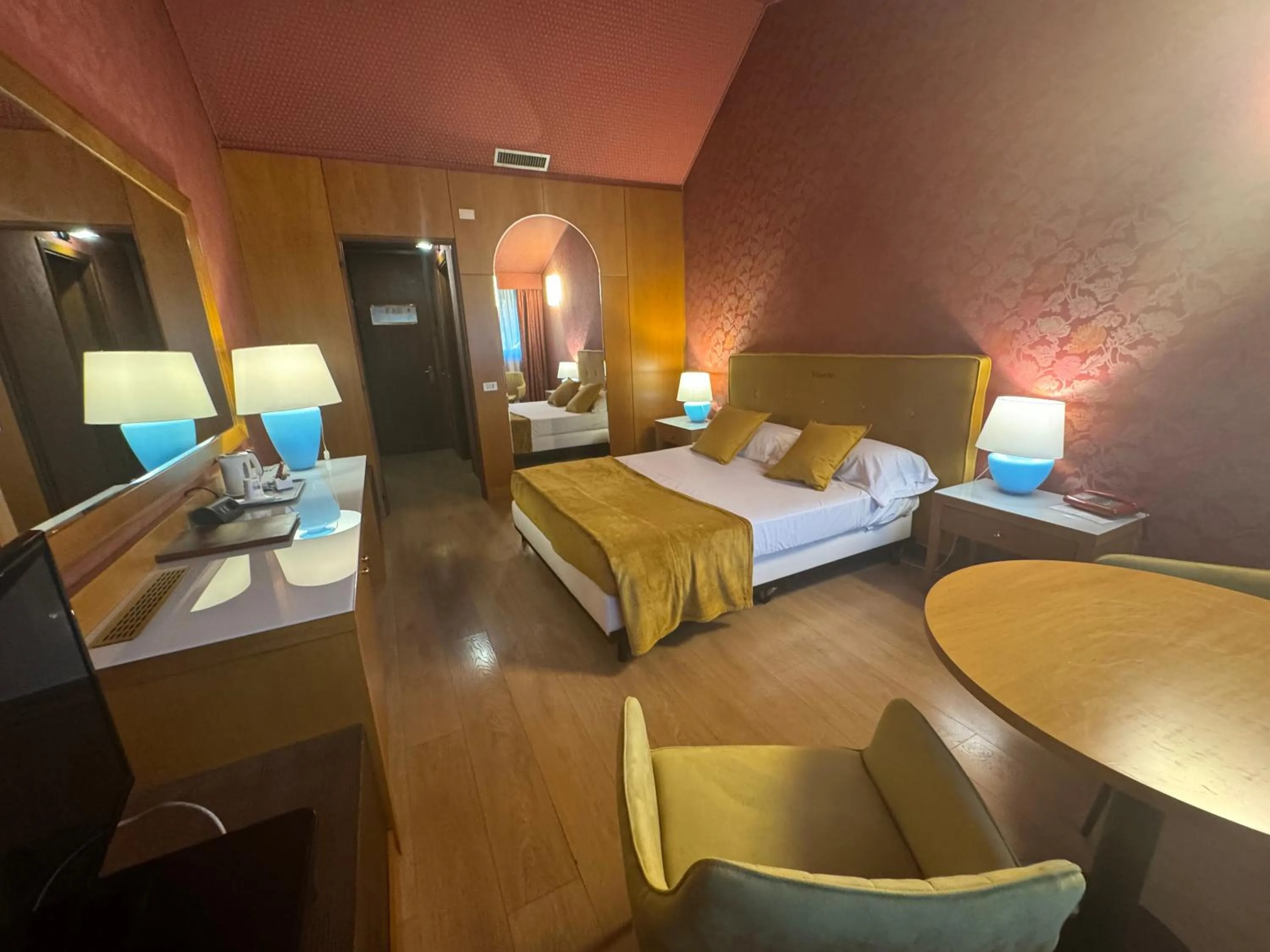 TV and multimedia, Bed in Hotel Motel Visconteo