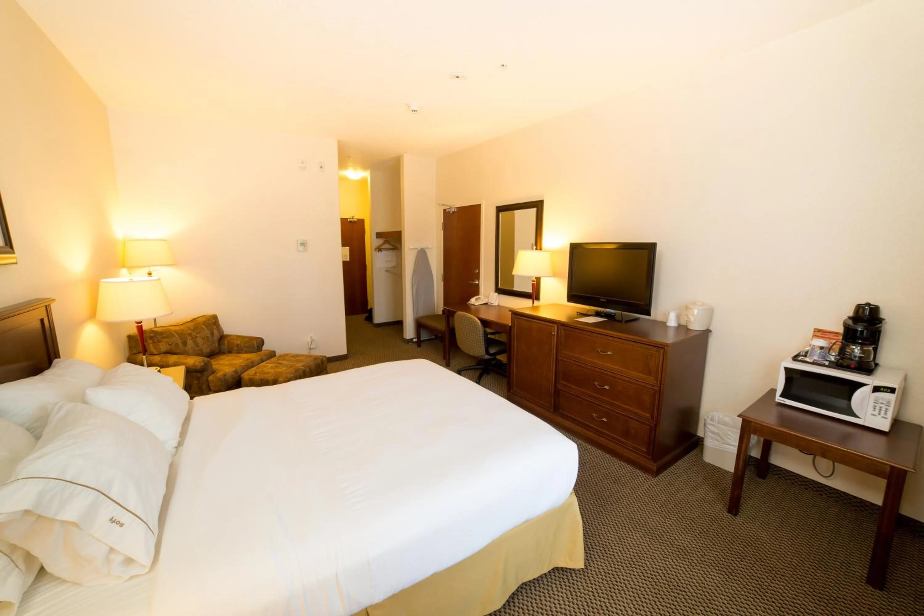 Bedroom, Bed in Holiday Inn Express & Suites Drayton Valley by IHG