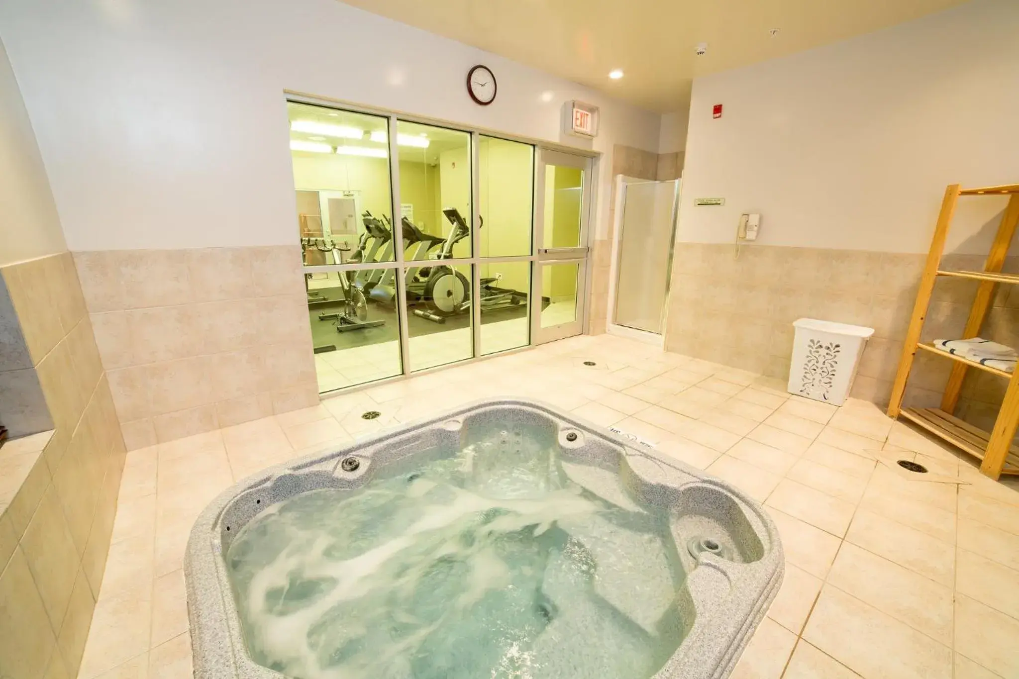 Swimming pool in Holiday Inn Express & Suites Drayton Valley by IHG Swimming pool in Holiday Inn Express & Suites Drayton Valley by IHG
