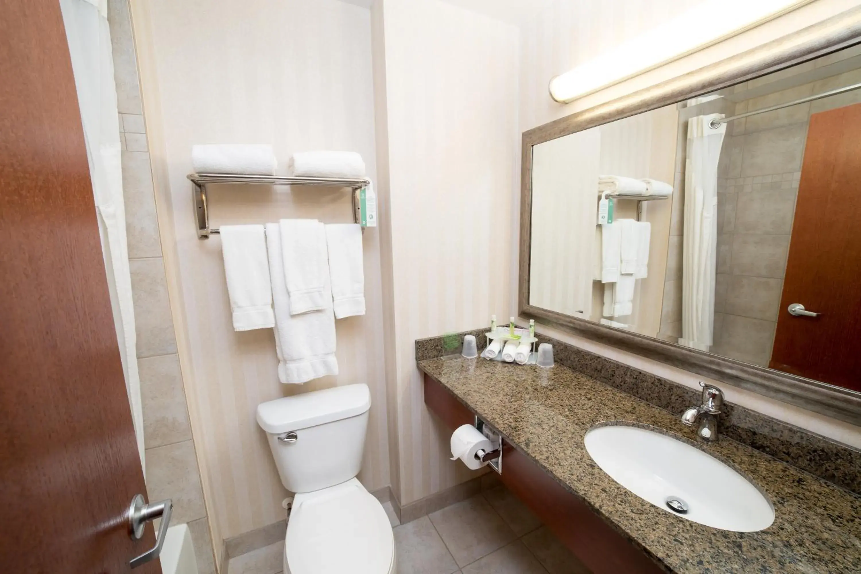 King Room with Jetted Tub in Holiday Inn Express & Suites Drayton Valley by IHG King Room with Jetted Tub in Holiday Inn Express & Suites Drayton Valley by IHG
