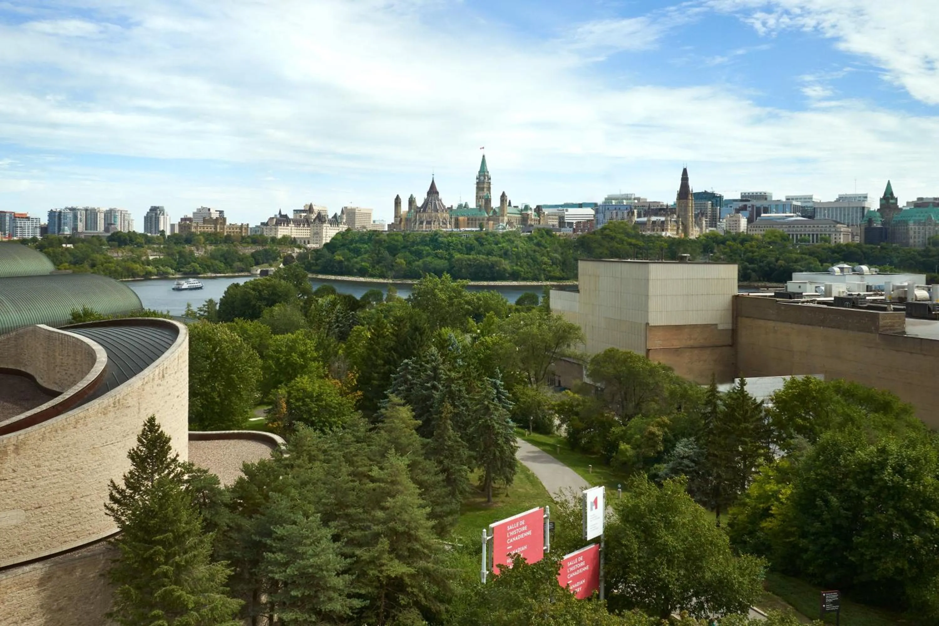 Photo of the whole room in Four Points by Sheraton Hotel & Conference Centre Gatineau-Ottawa