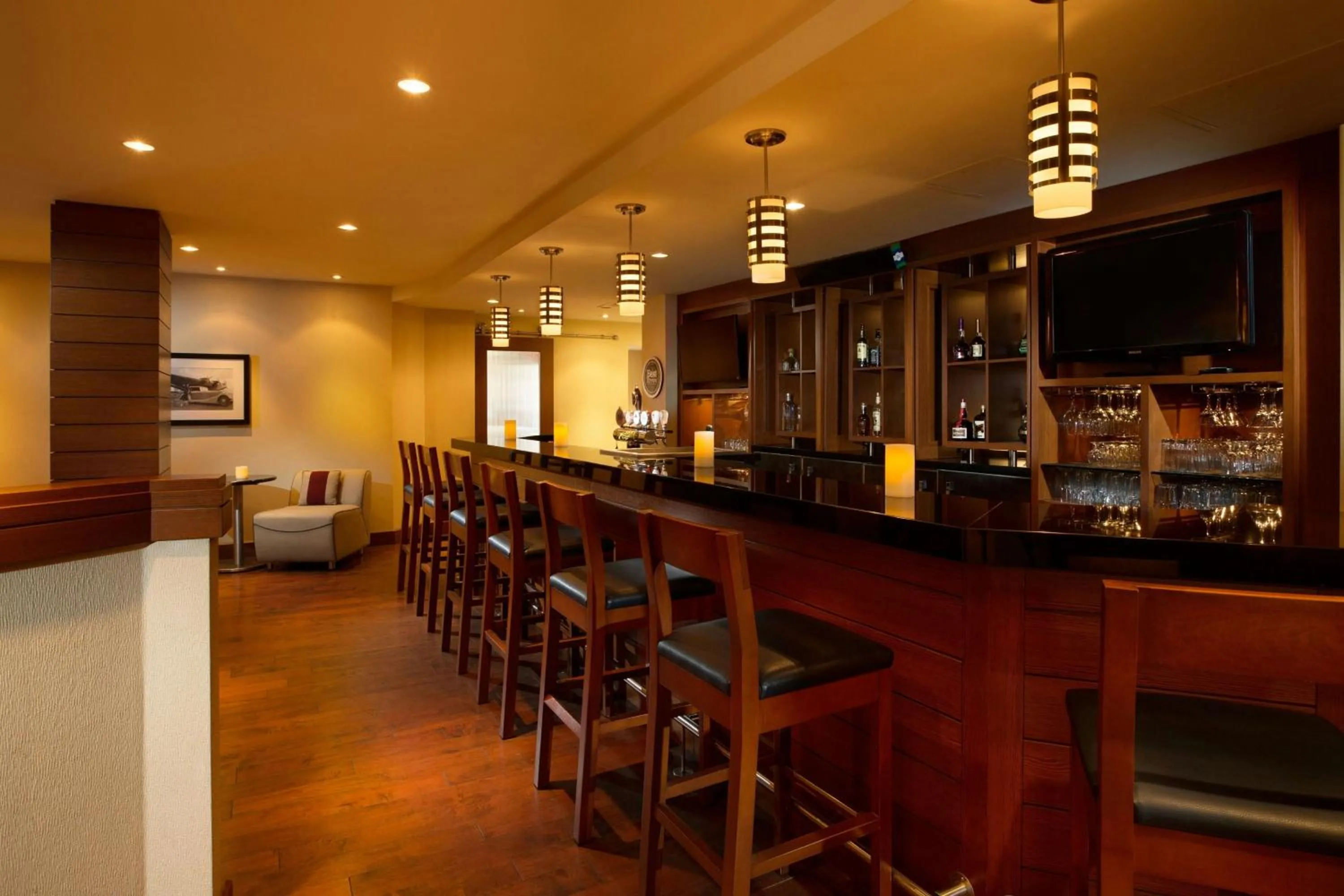 Lounge or bar in Four Points by Sheraton Hotel & Conference Centre Gatineau-Ottawa