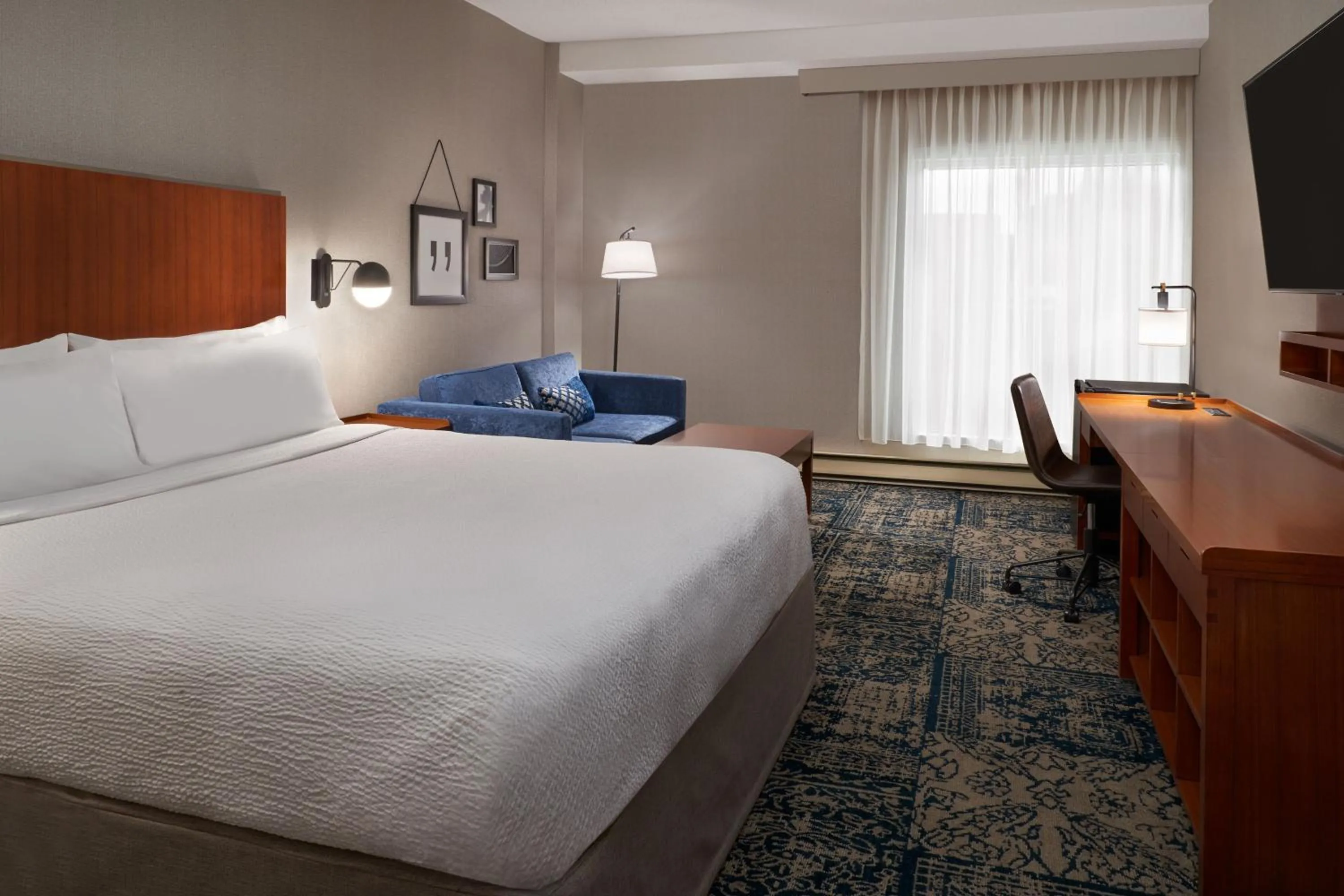 Photo of the whole room, Bed in Four Points by Sheraton Hotel & Conference Centre Gatineau-Ottawa