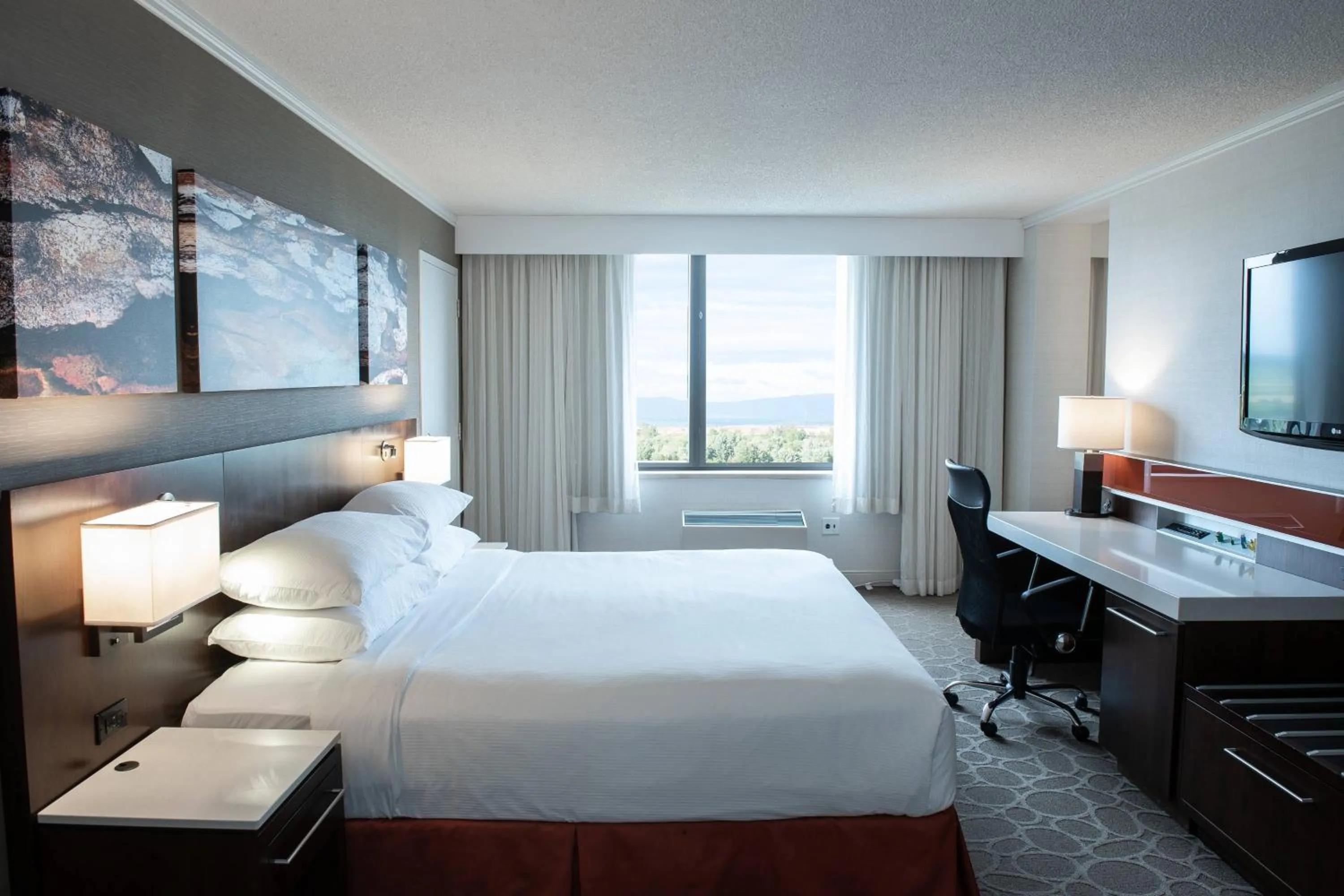 Bedroom, Bed in Delta Hotels by Marriott Saguenay Conference Centre