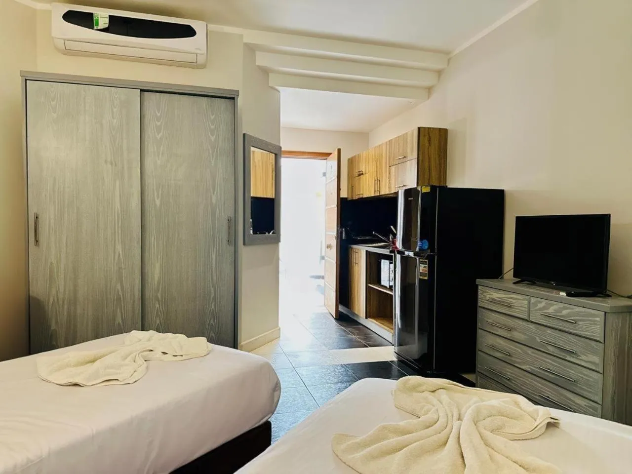 Communal lounge/ TV room, Bed in Royal Beach Serviced Apartments