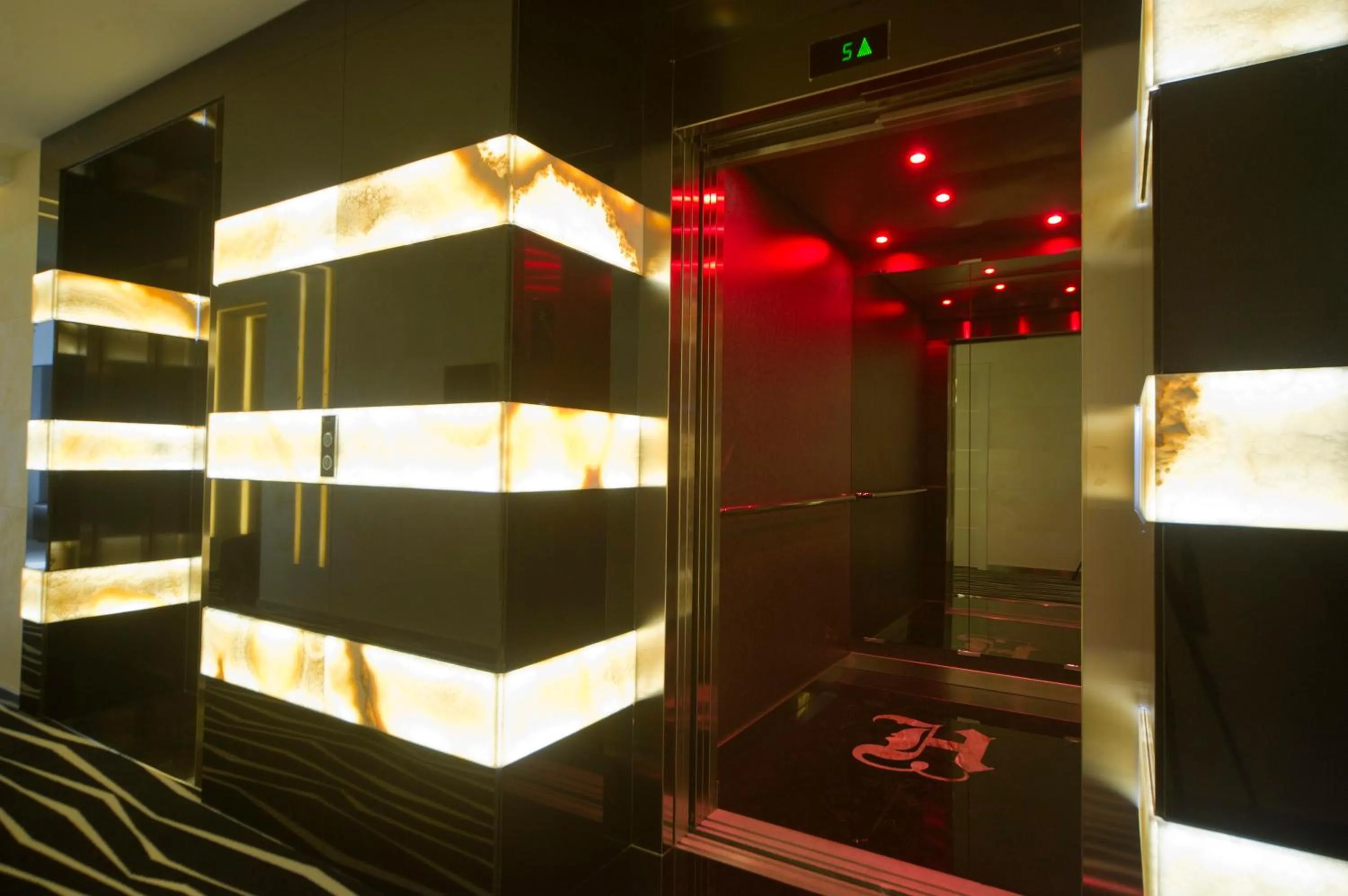 Property building, Bed in Hugo's Boutique Hotel - Adults Only