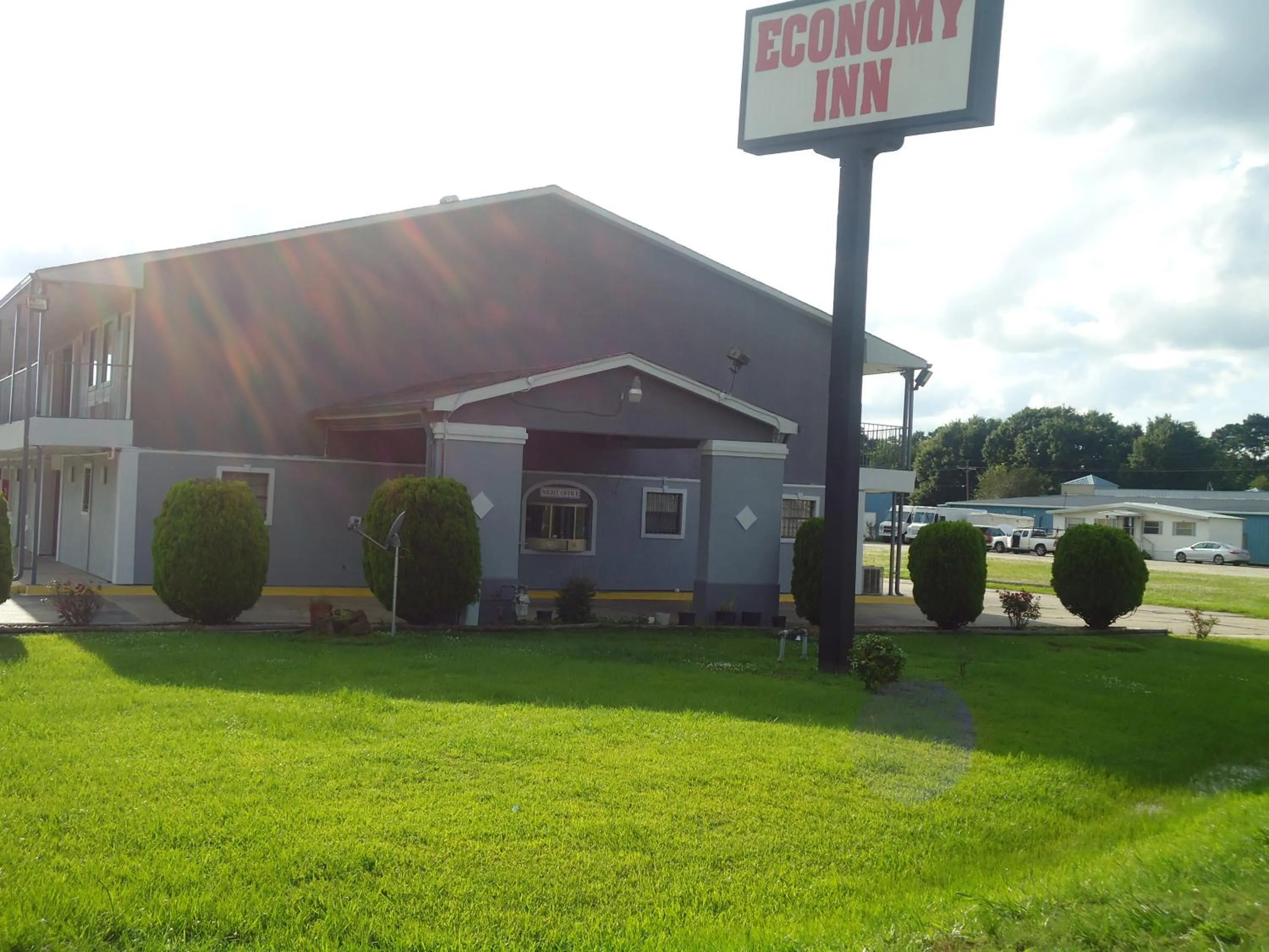 Property building in Super 6 Inn