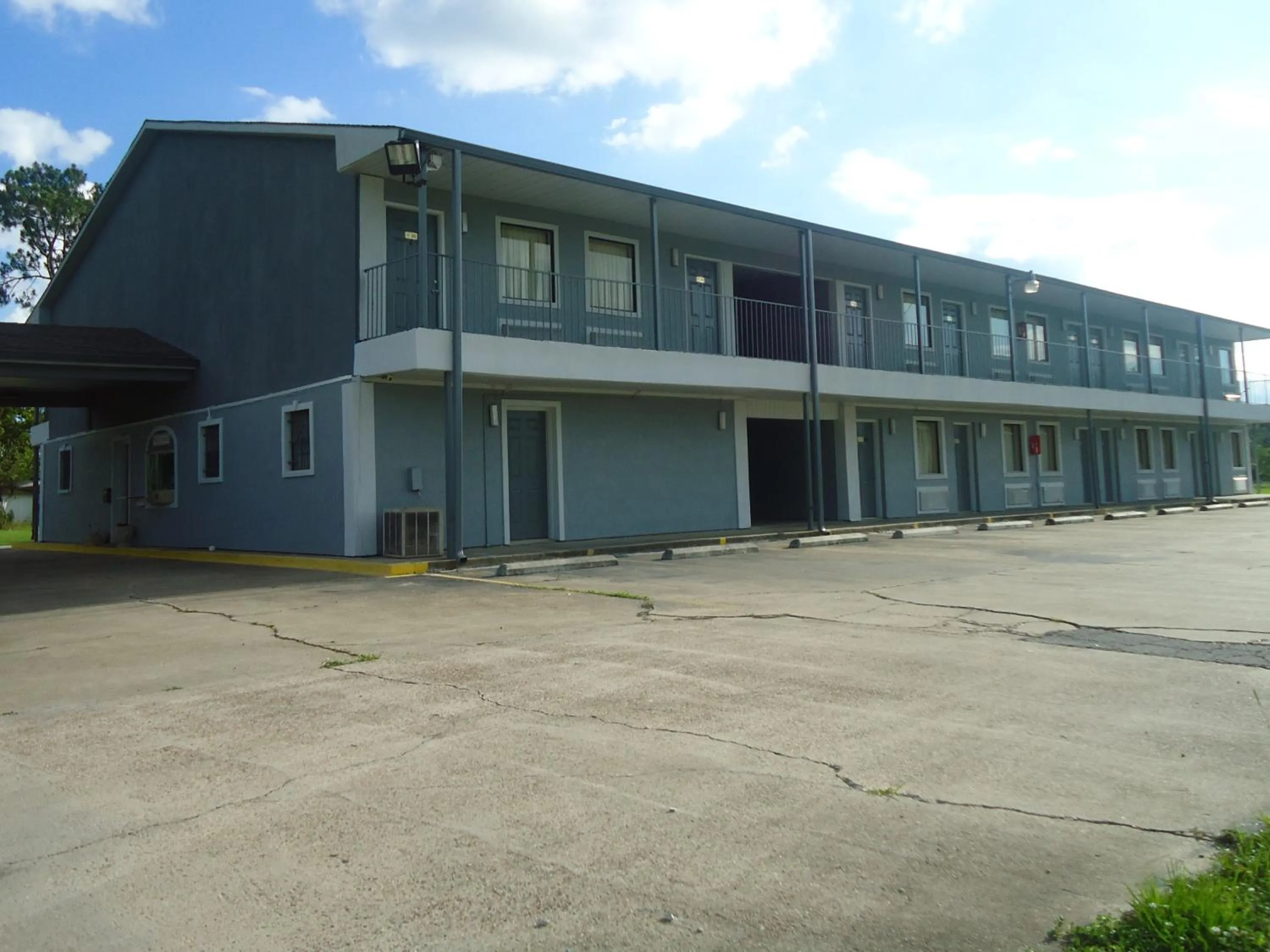 Property building in Super 6 Inn