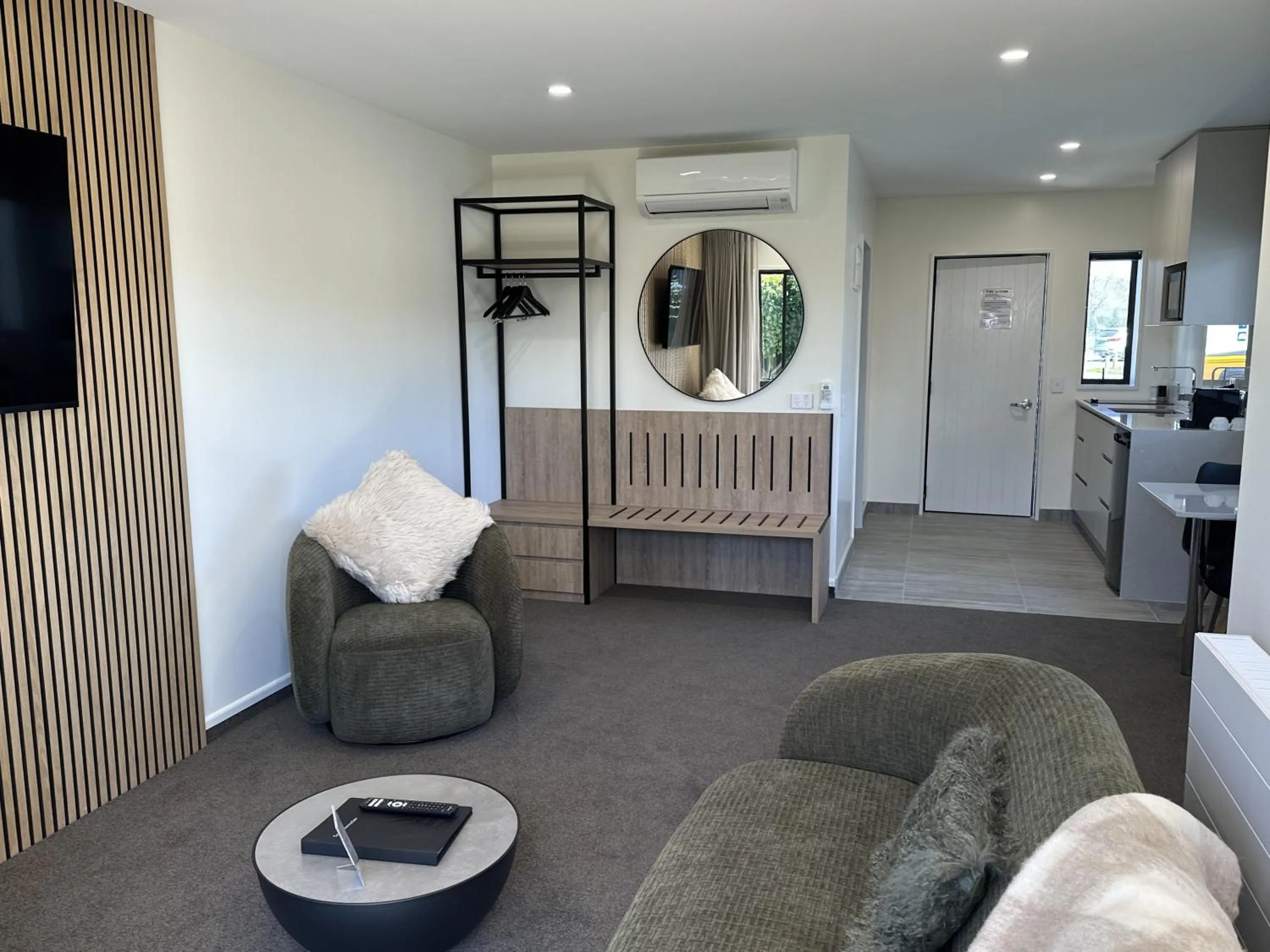 Living room, Bed in The Lakes Motel