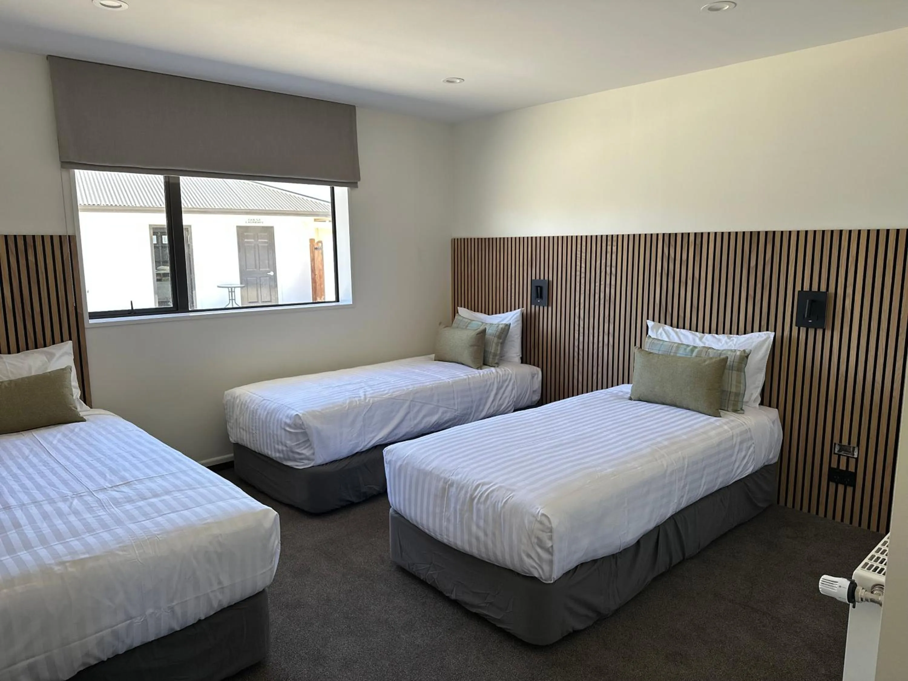 Bedroom, Bed in The Lakes Motel