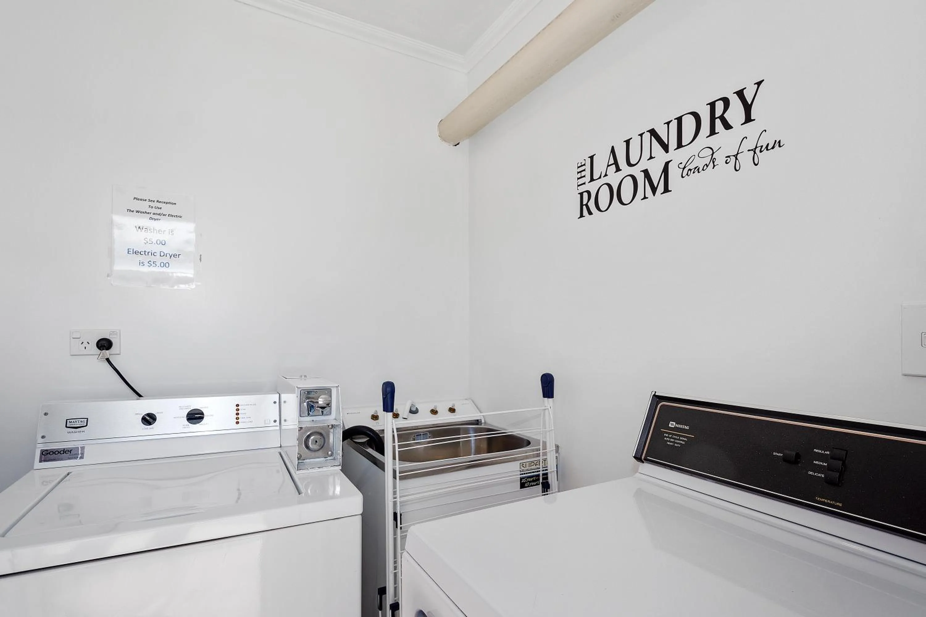 laundry, Bed in The Lakes Motel