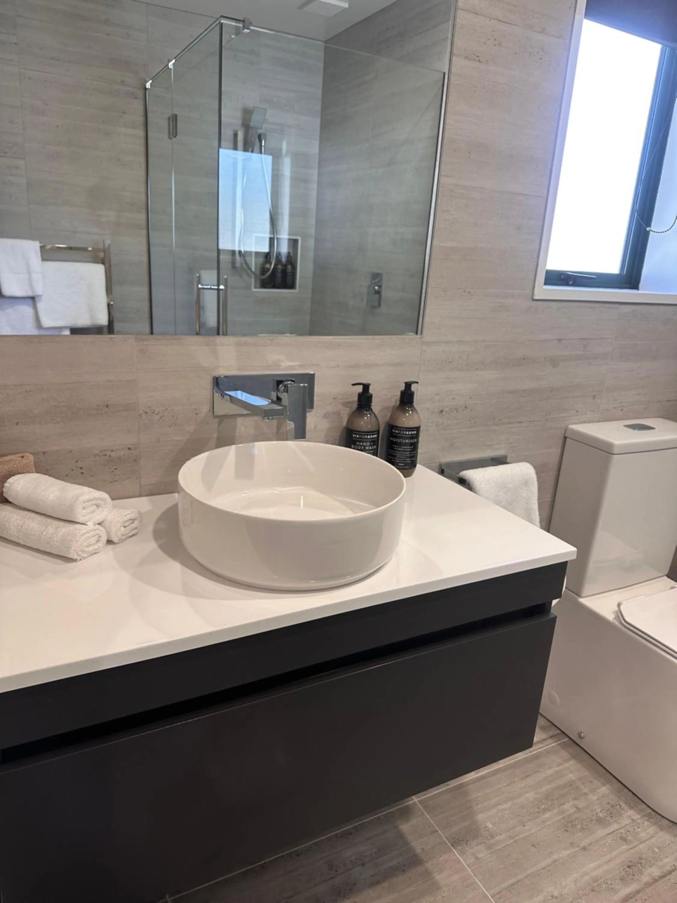 Bathroom in The Lakes Motel