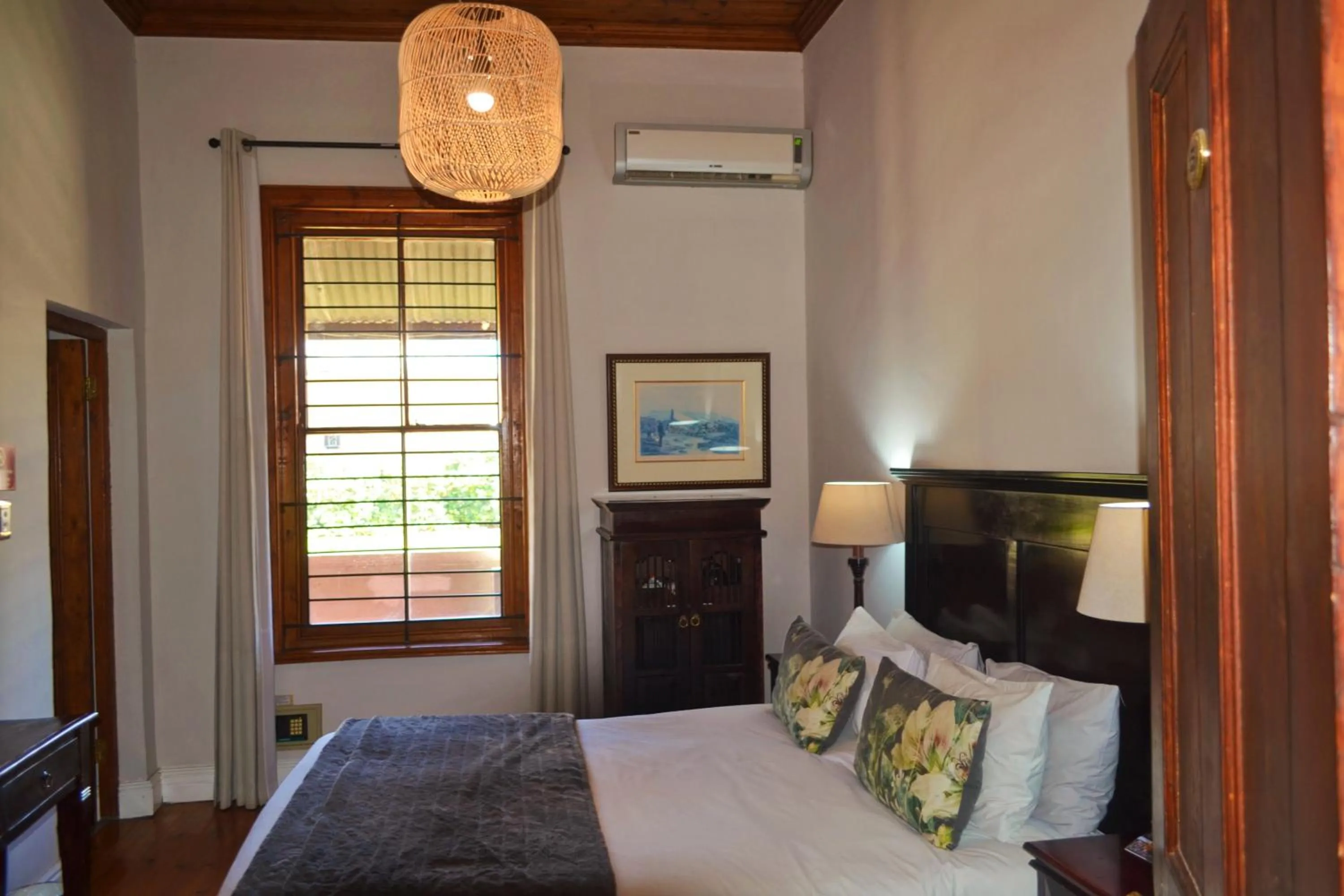 Bedroom, Bed in Old House Lodge