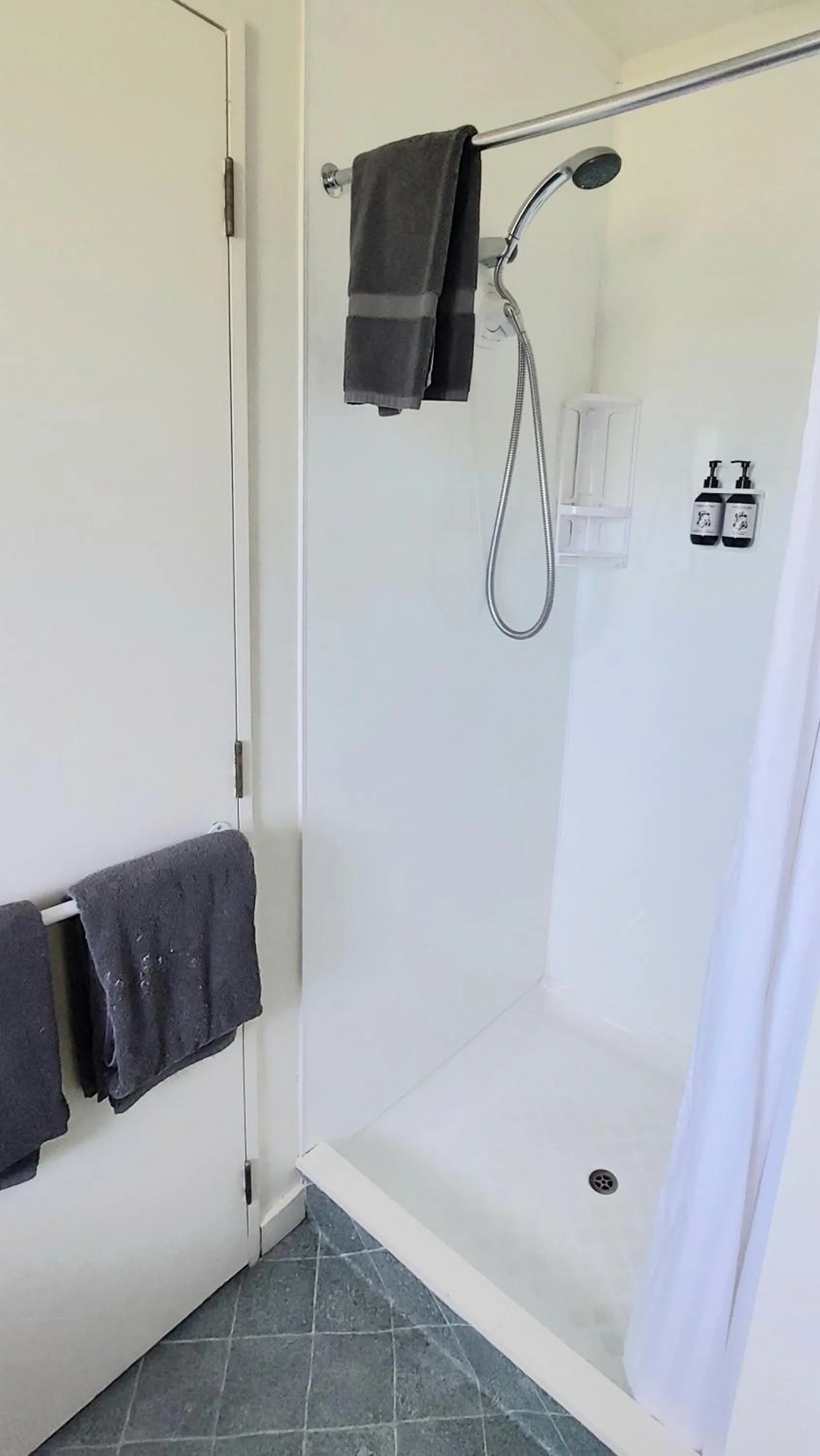 Shower in Lake Dunstan Motel
