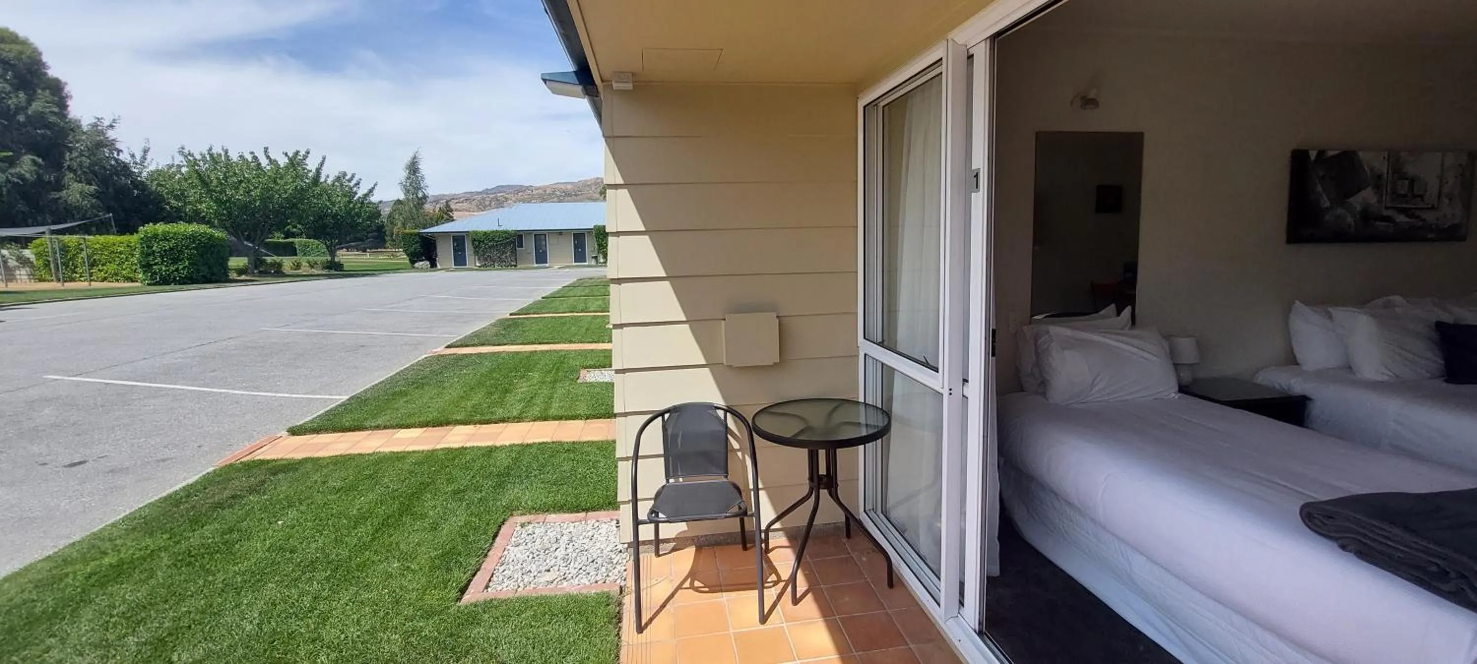 View (from property/room), Bed in Lake Dunstan Motel