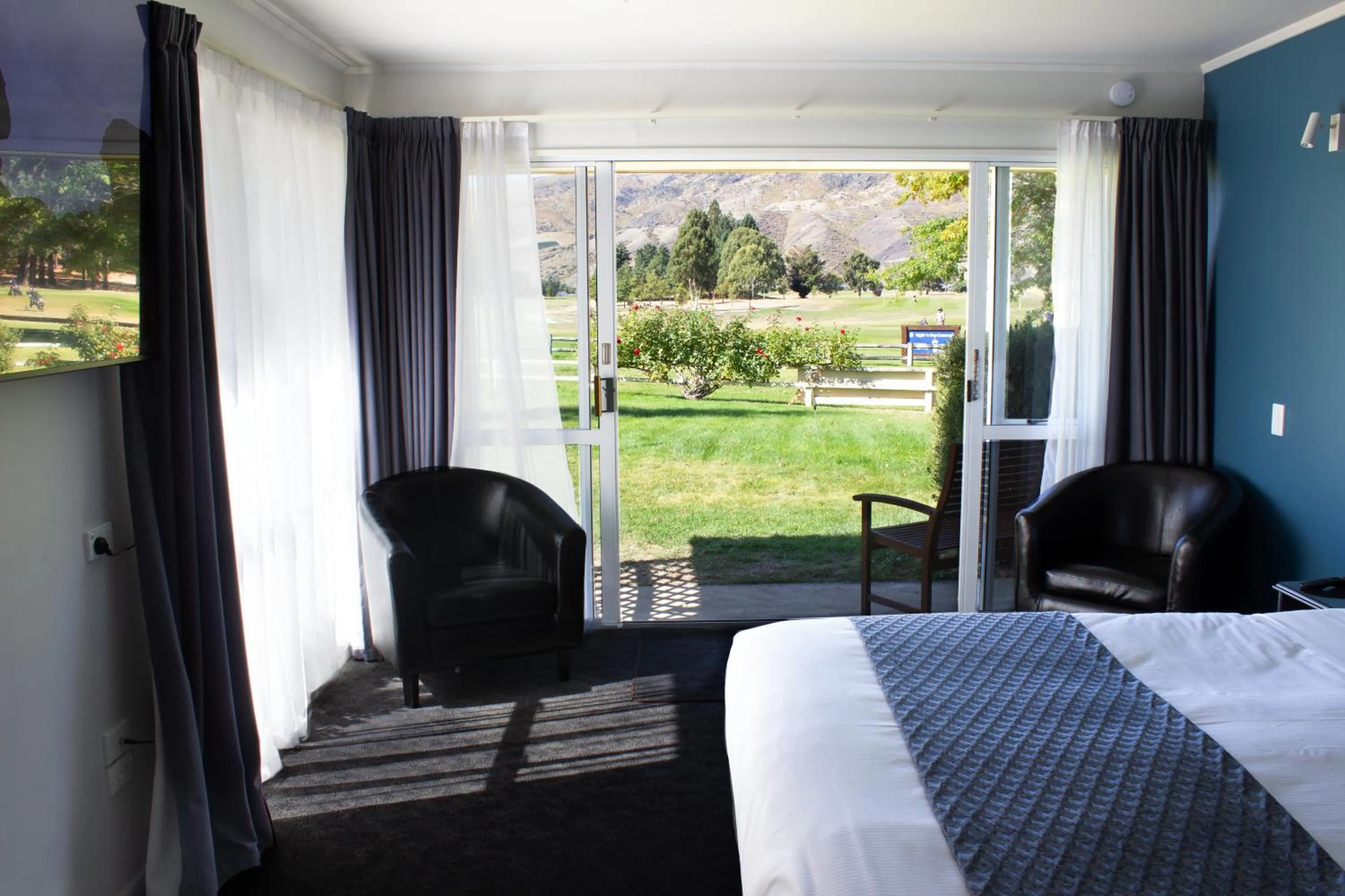 View (from property/room), Bed in Lake Dunstan Motel