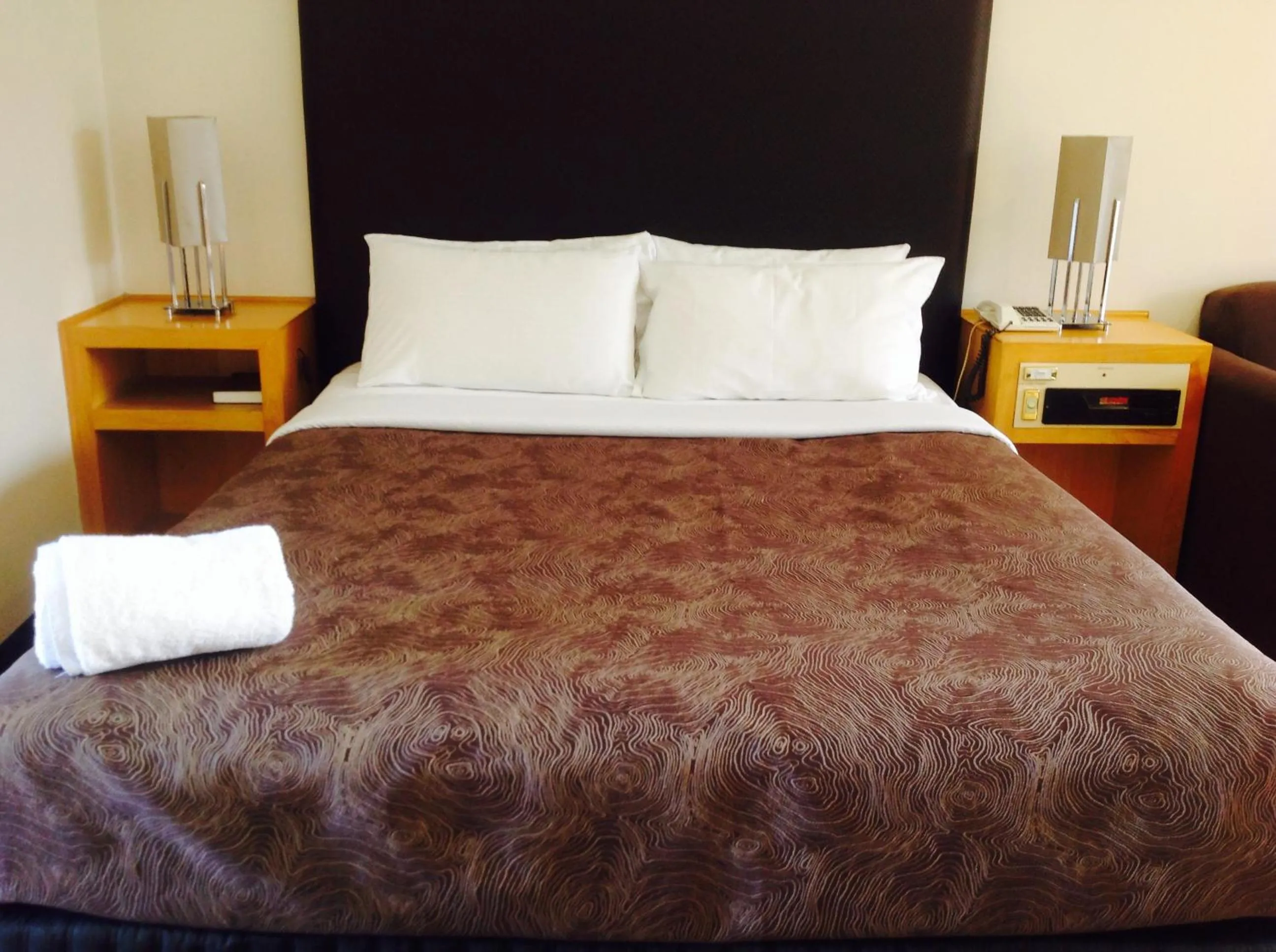 Bed in Sandown Regency Hotel & Apartments