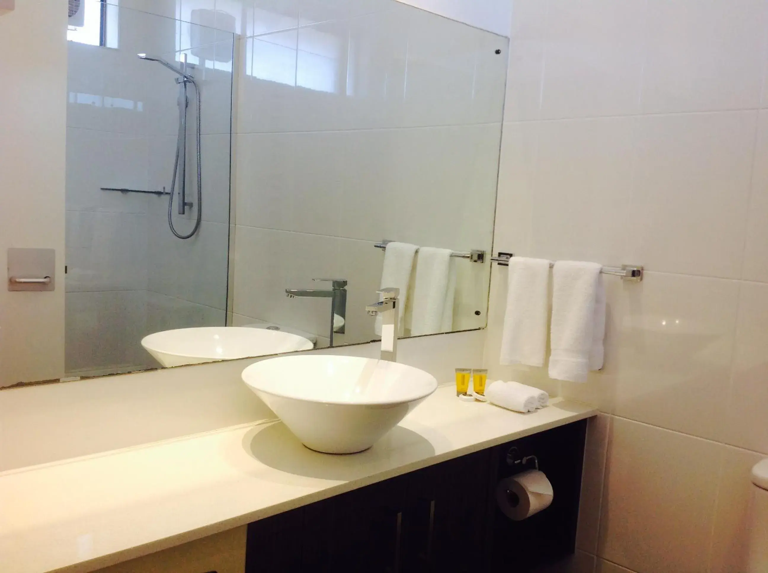 Bathroom in Sandown Regency Hotel & Apartments Bathroom in Sandown Regency Hotel & Apartments