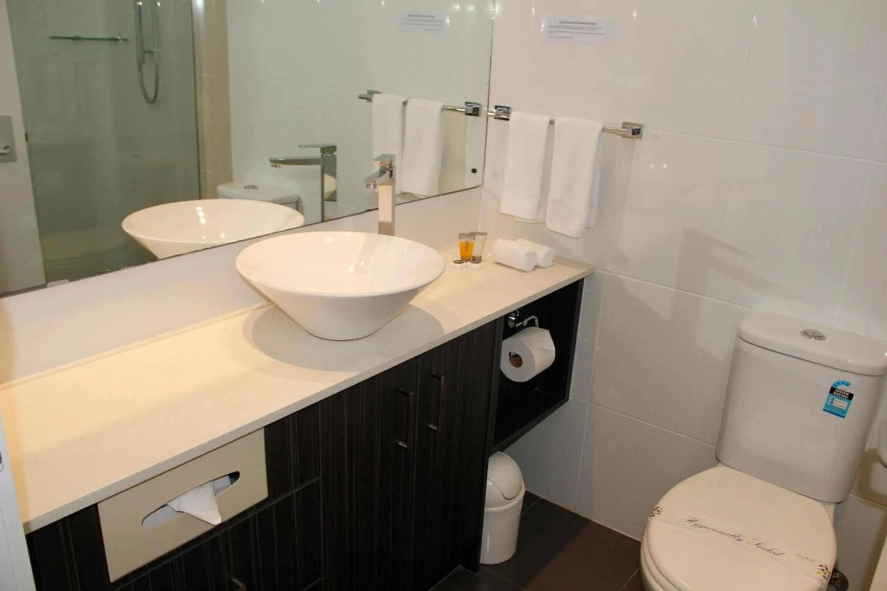 Bathroom in Sandown Regency Hotel & Apartments Bathroom in Sandown Regency Hotel & Apartments
