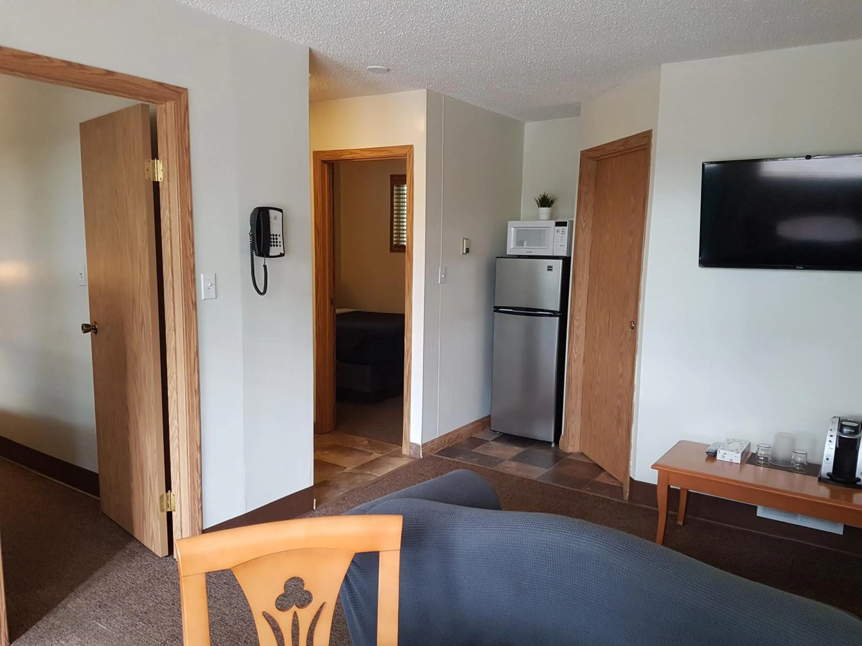 Living room in Pines Motel