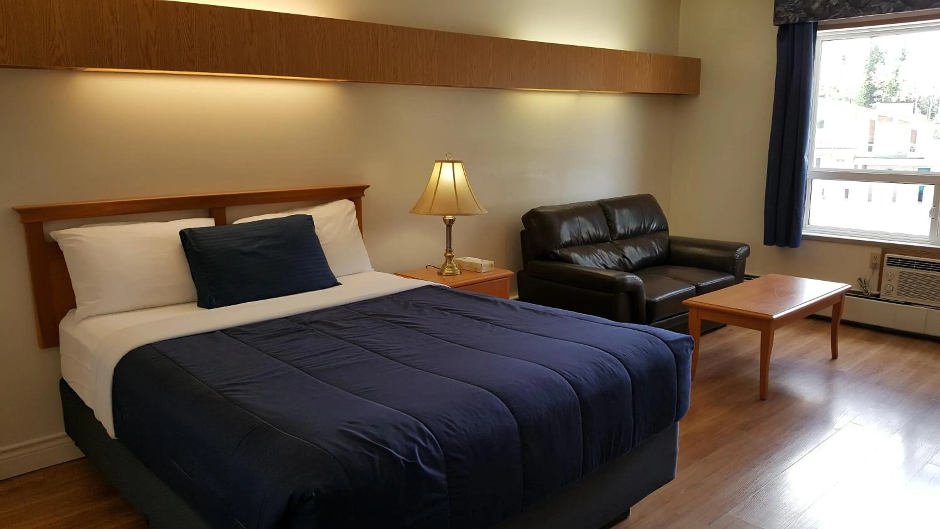 Photo of the whole room, Bed in Pines Motel