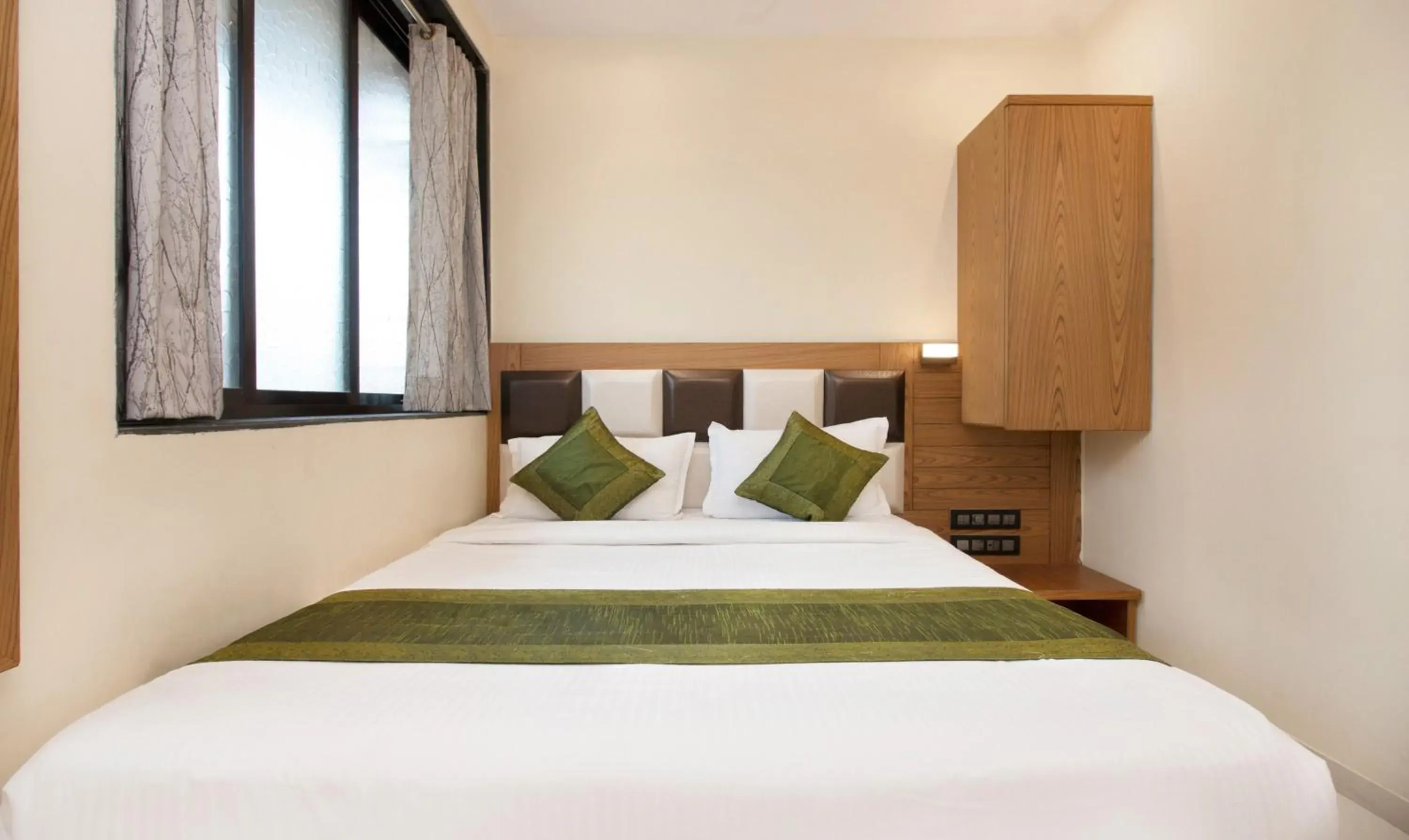 Bedroom, Bed in Hotel Residency Park Near Masjid Rly Station South Mumbai Bedroom, Bed in Hotel Residency Park Near Masjid Rly Station South Mumbai