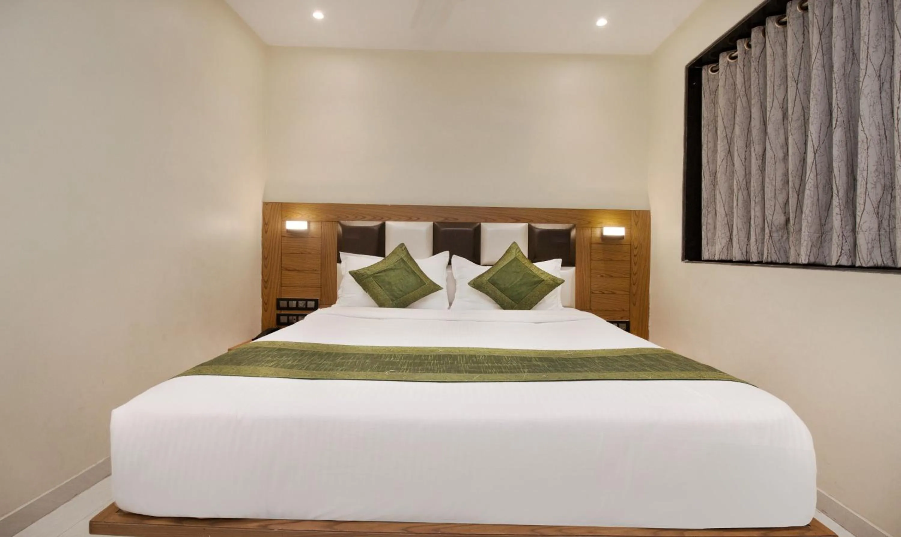 Photo of the whole room, Bed in Hotel Residency Park Near Masjid Rly Station South Mumbai