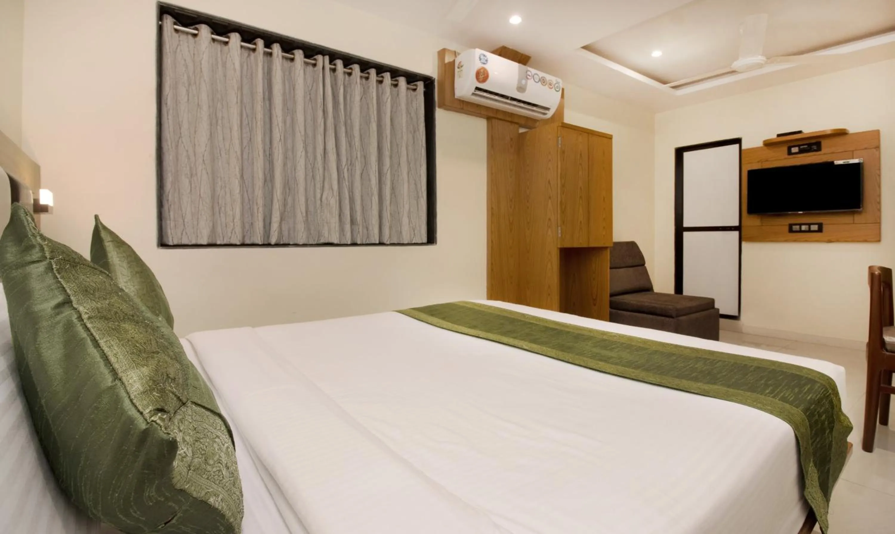 Photo of the whole room, Bed in Hotel Residency Park Near Masjid Rly Station South Mumbai