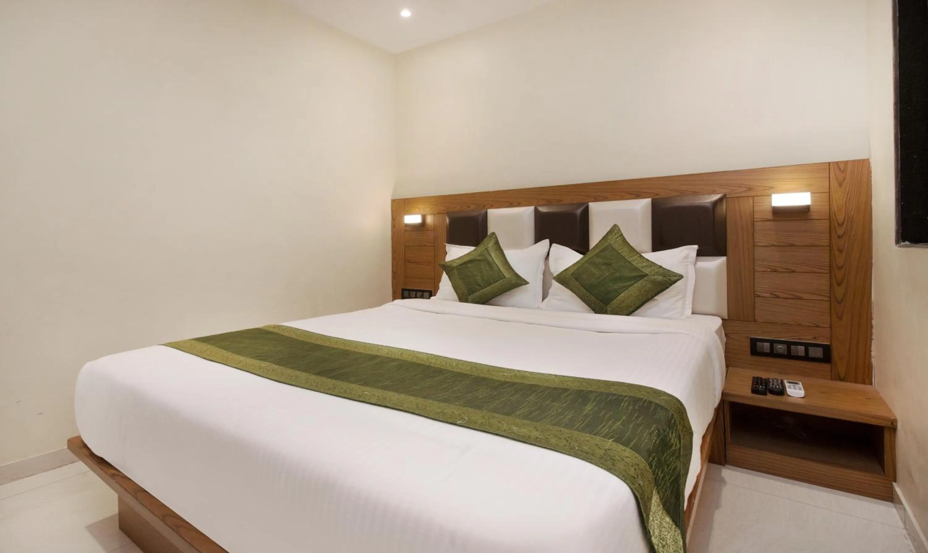 Photo of the whole room, Bed in Hotel Residency Park Near Masjid Rly Station South Mumbai