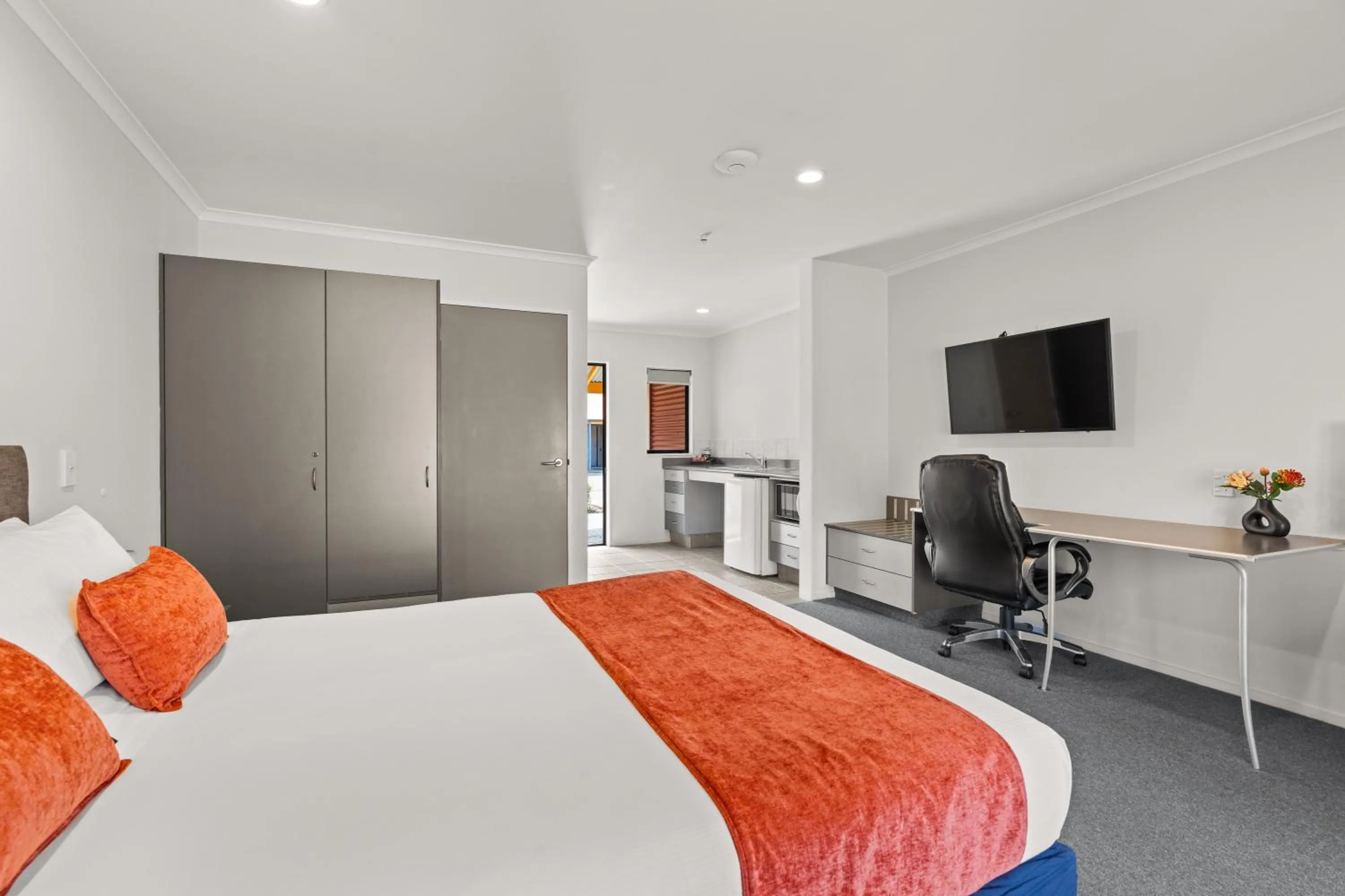 Photo of the whole room, Bed in ASURE Oak Estate Motor Lodge