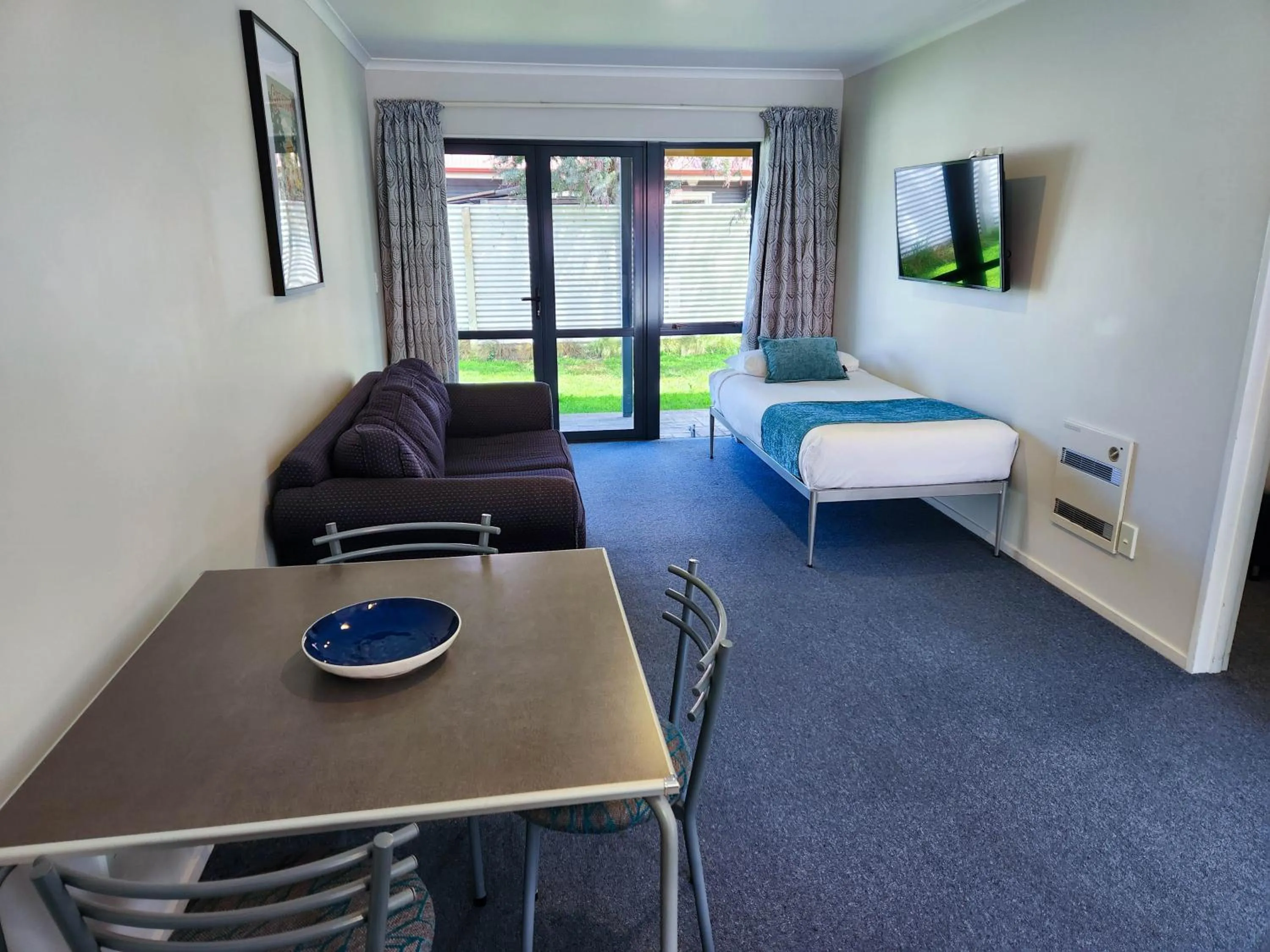 Living room, Bed in ASURE Oak Estate Motor Lodge
