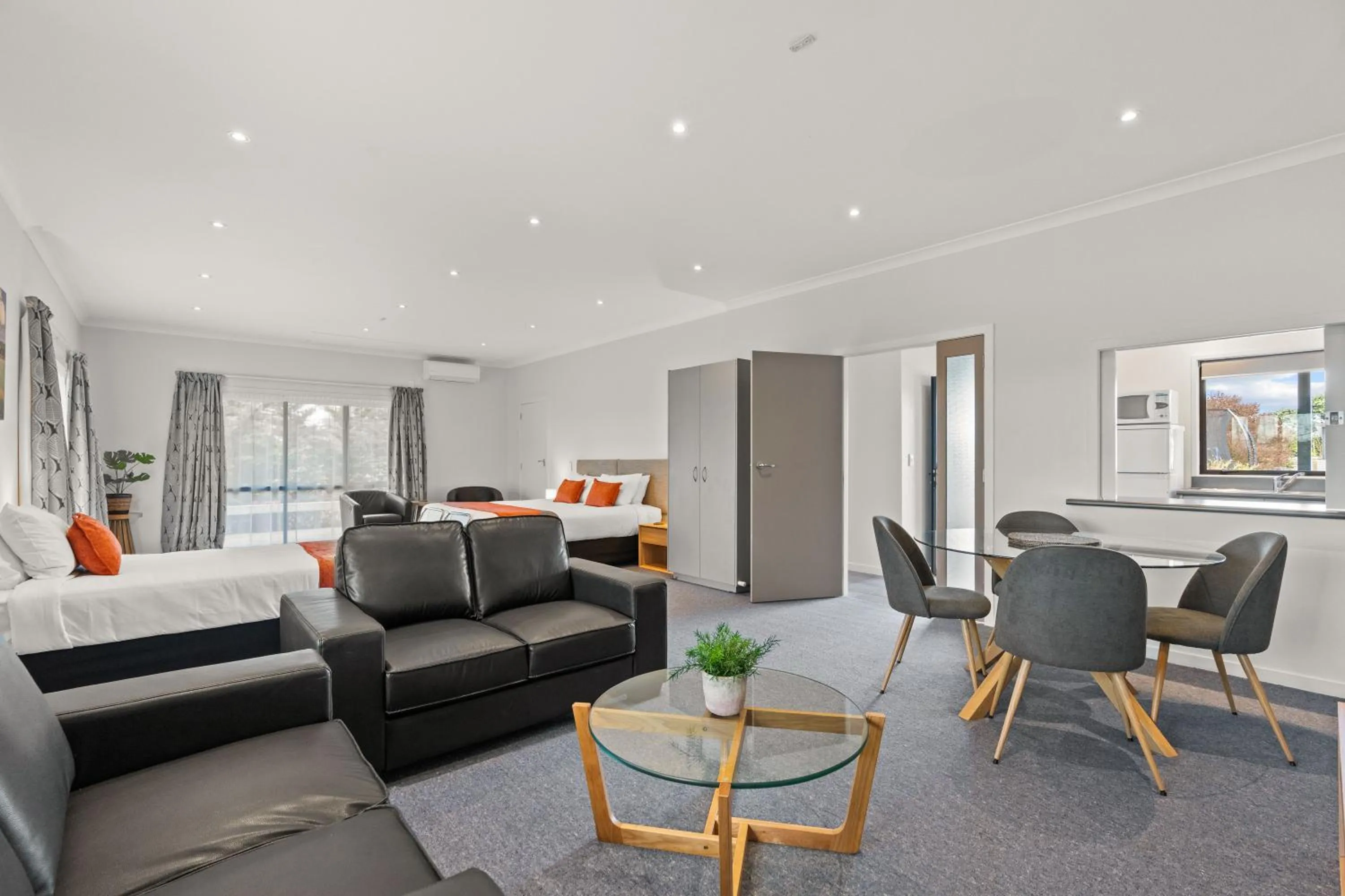 Seating area, Bed in ASURE Oak Estate Motor Lodge