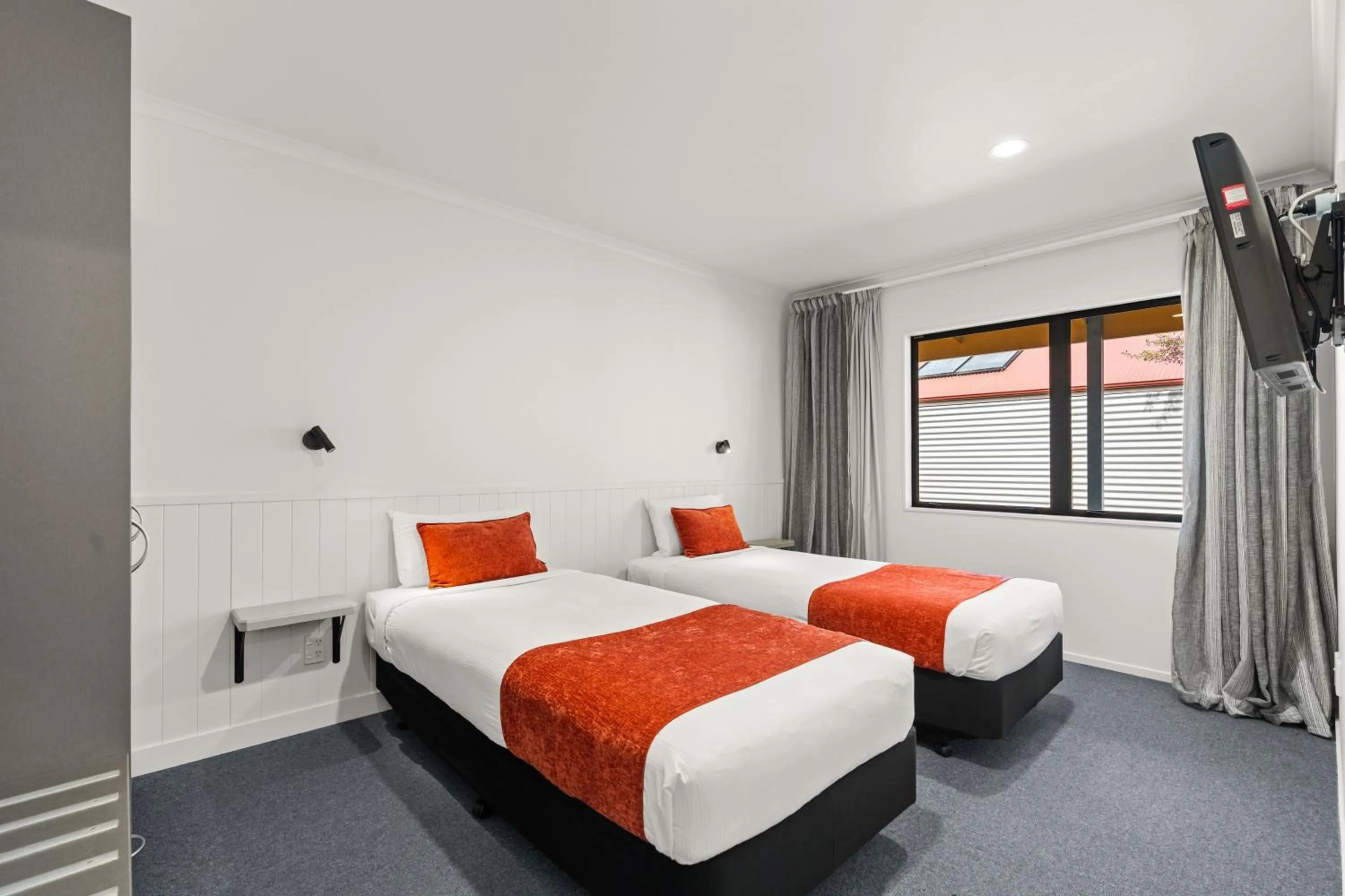 Bed in ASURE Oak Estate Motor Lodge