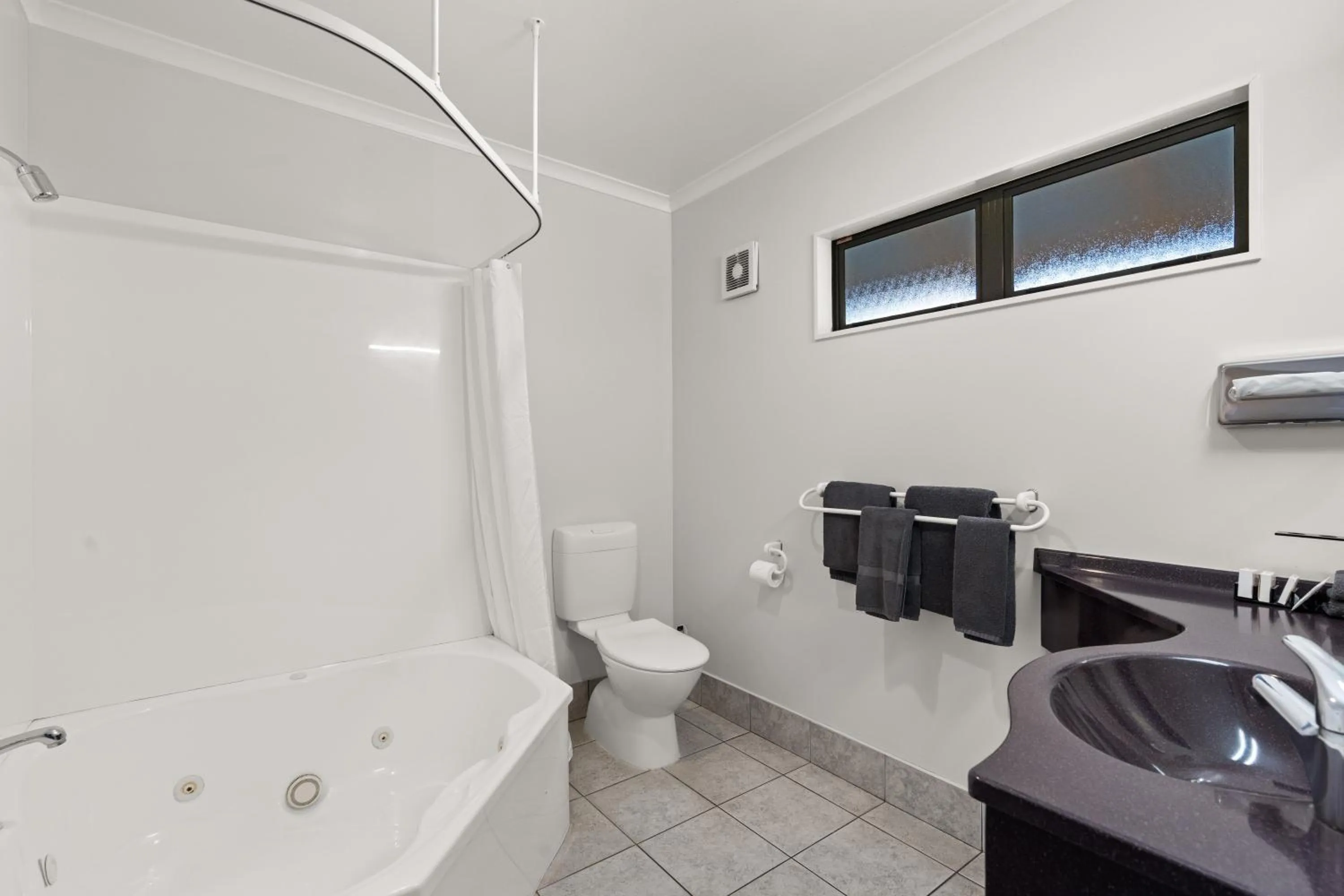 Bathroom in ASURE Oak Estate Motor Lodge