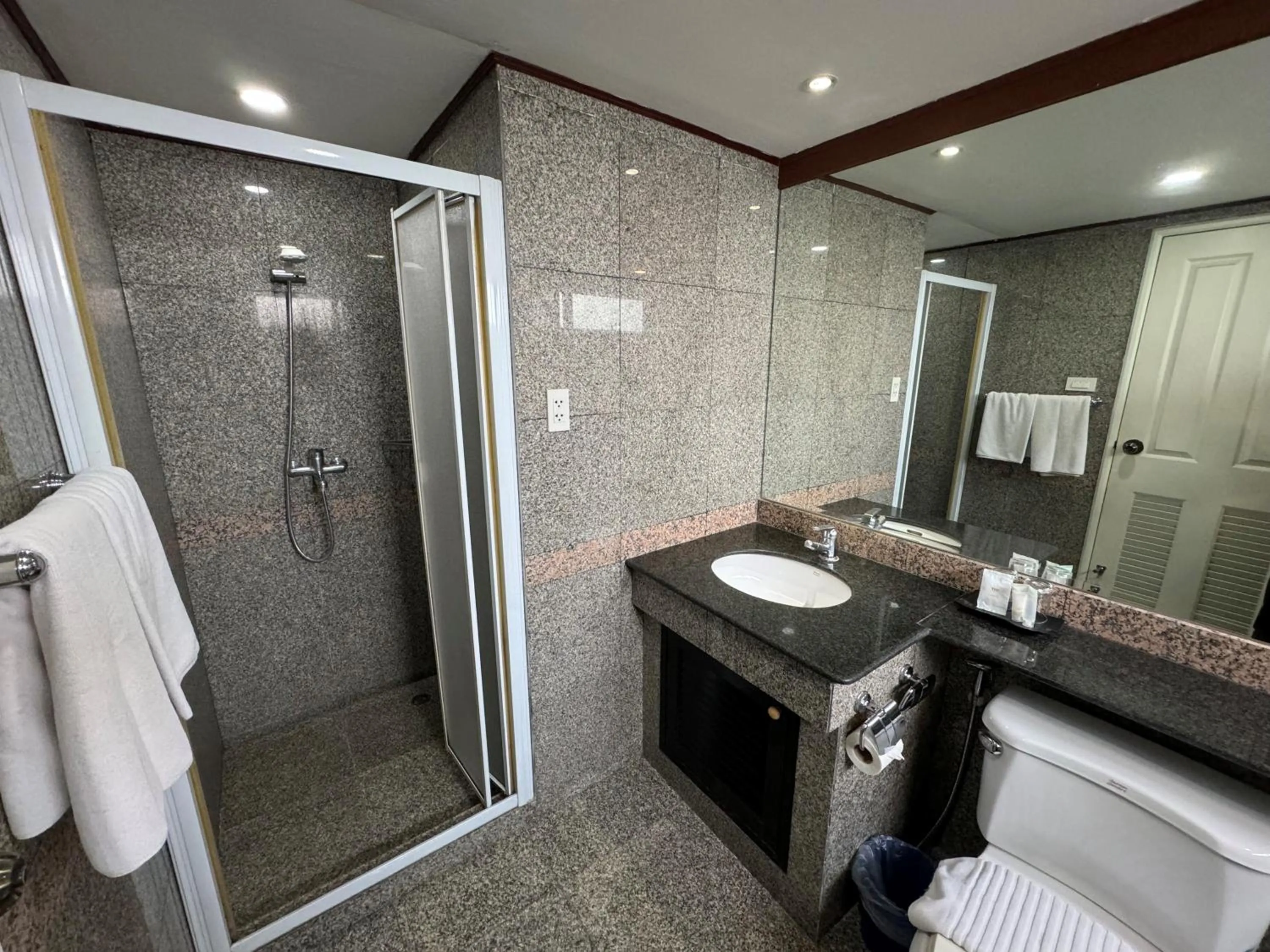 Toilet in The Step Sathon