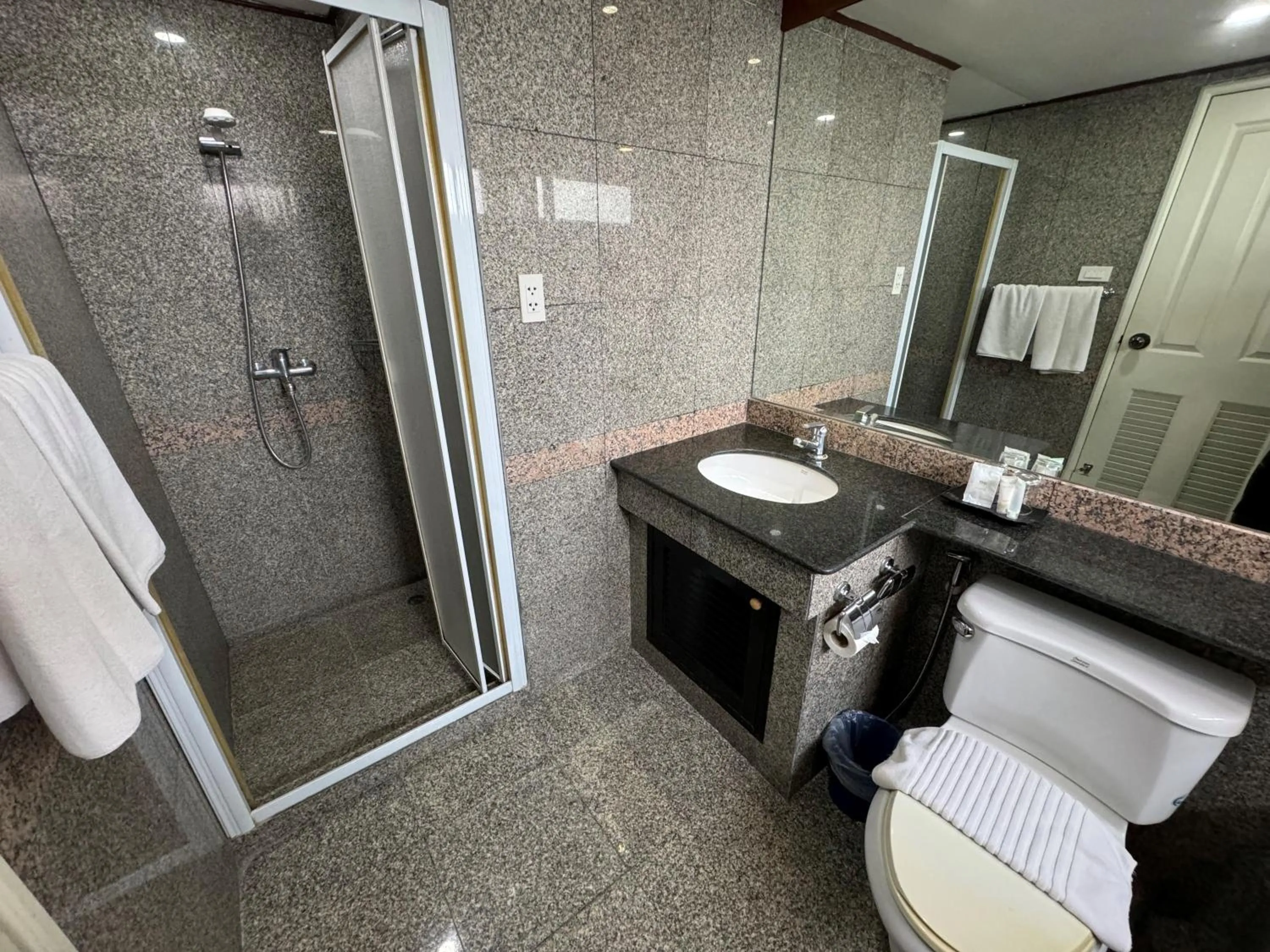 Toilet in The Step Sathon