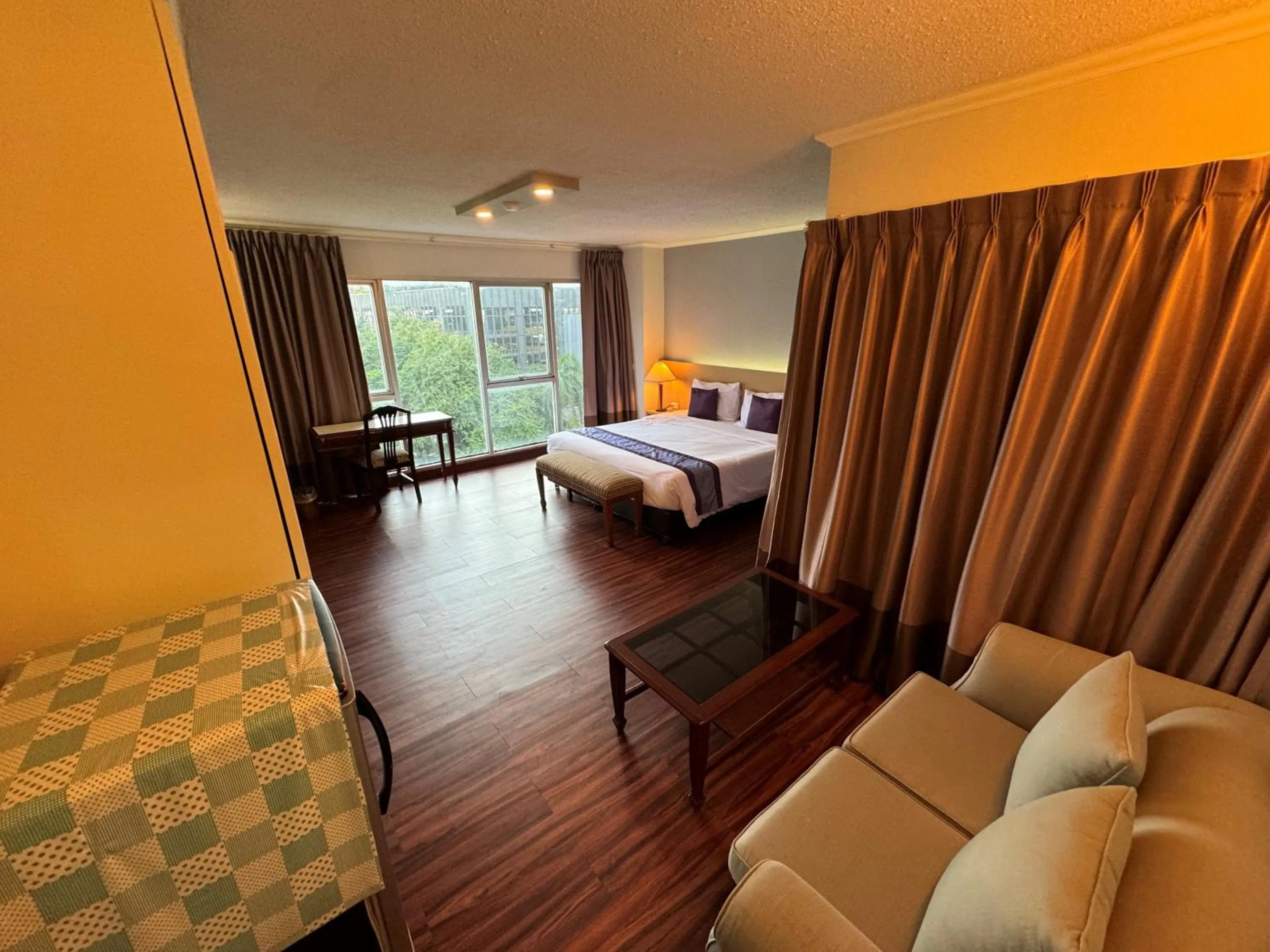 Seating area, Bed in The Step Sathon