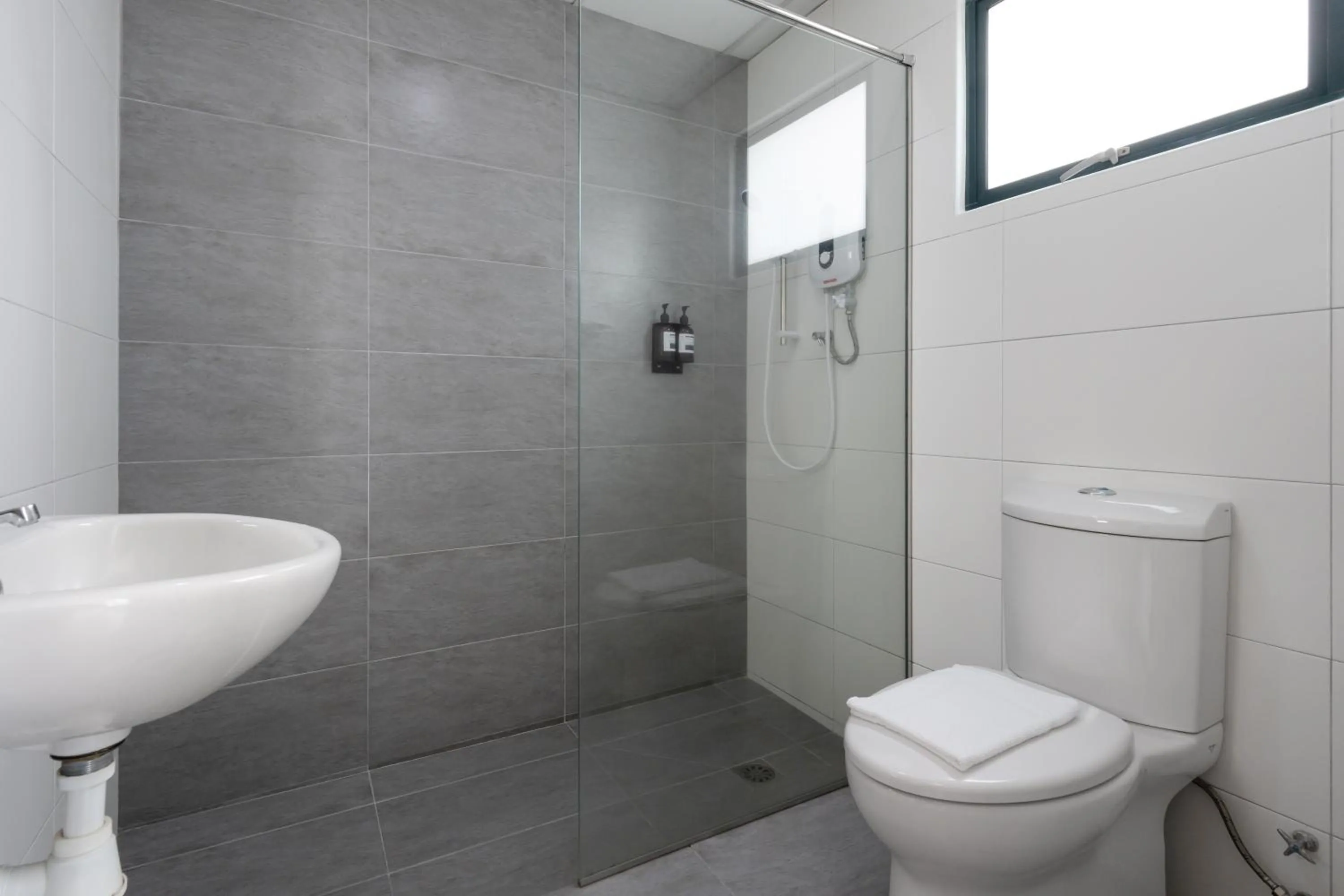 Bathroom in Golden View Serviced Apartments