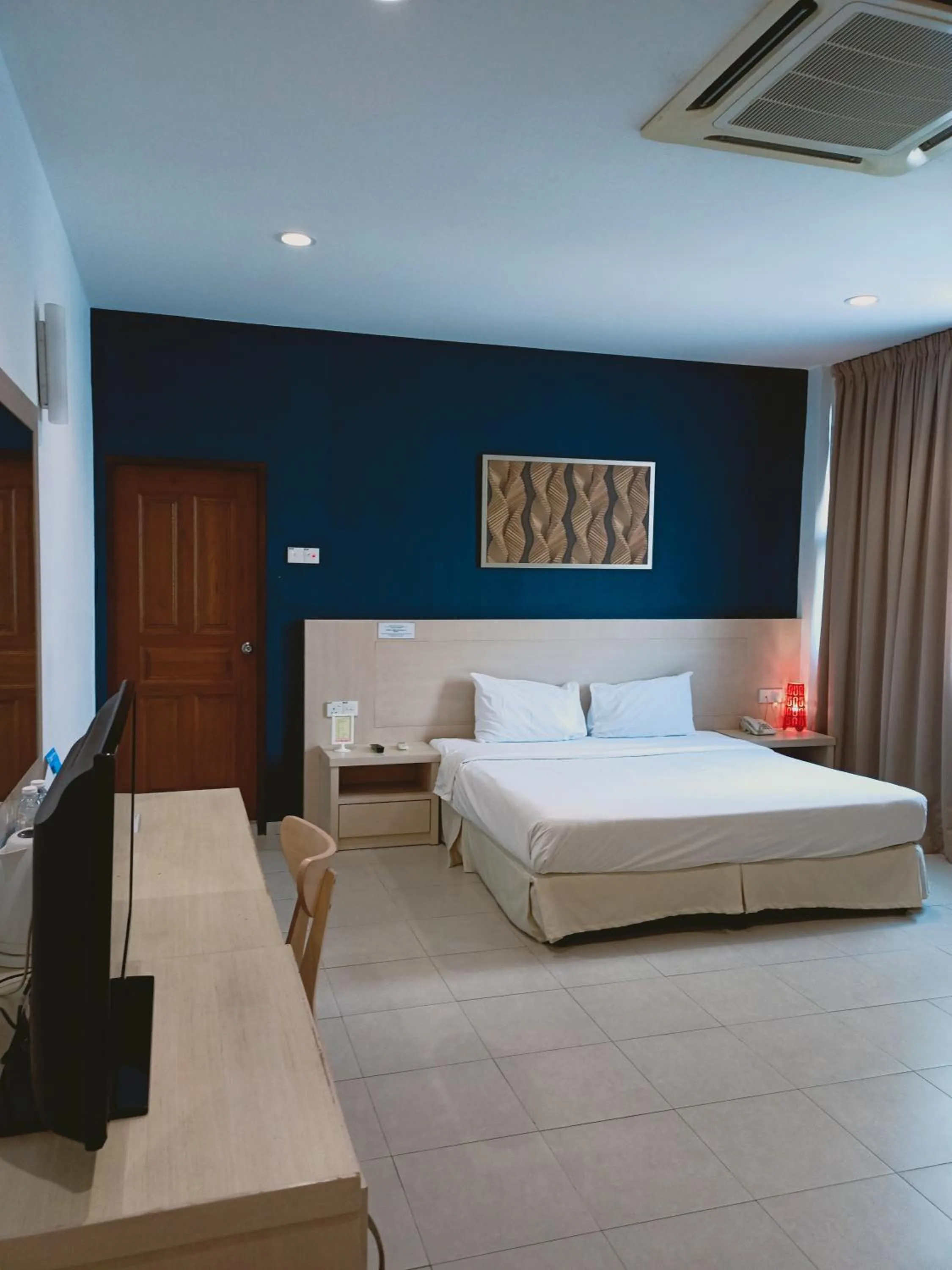 Photo of the whole room, Bed in Golden View Serviced Apartments