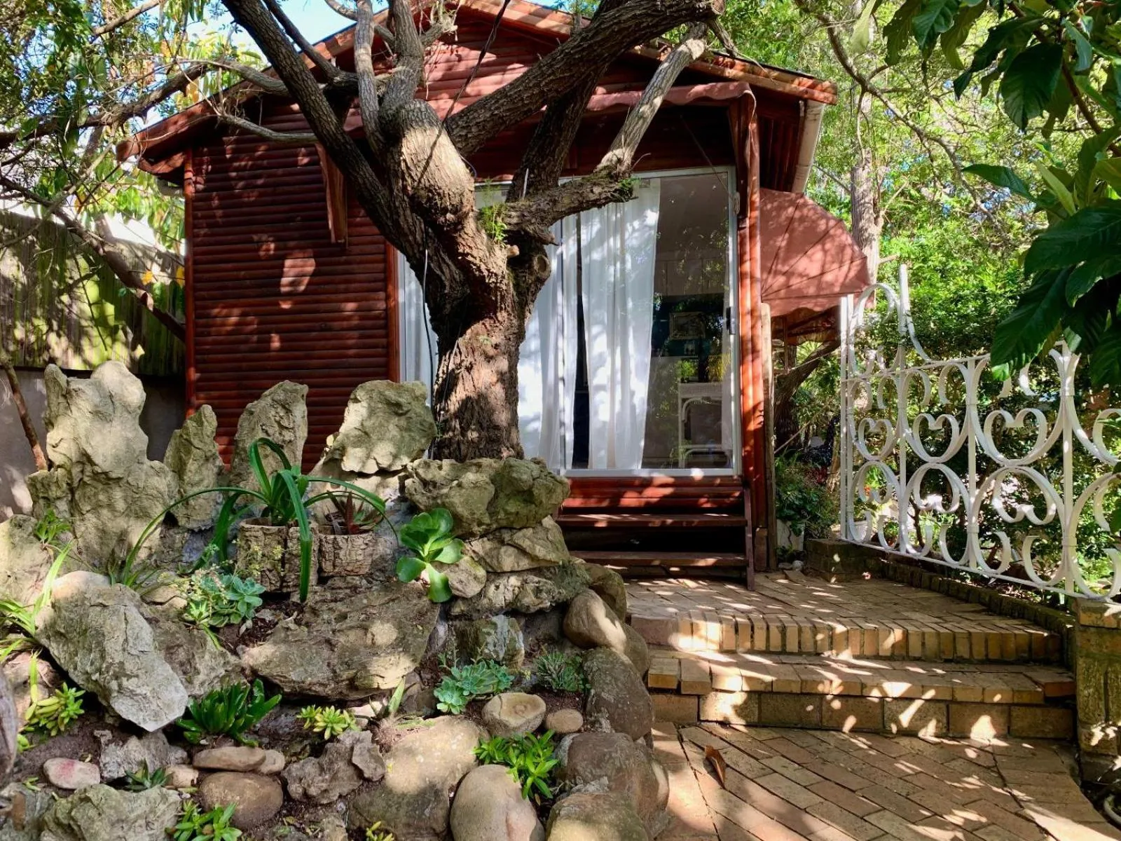 Facade/entrance in The Little Hideaway Guesthouse