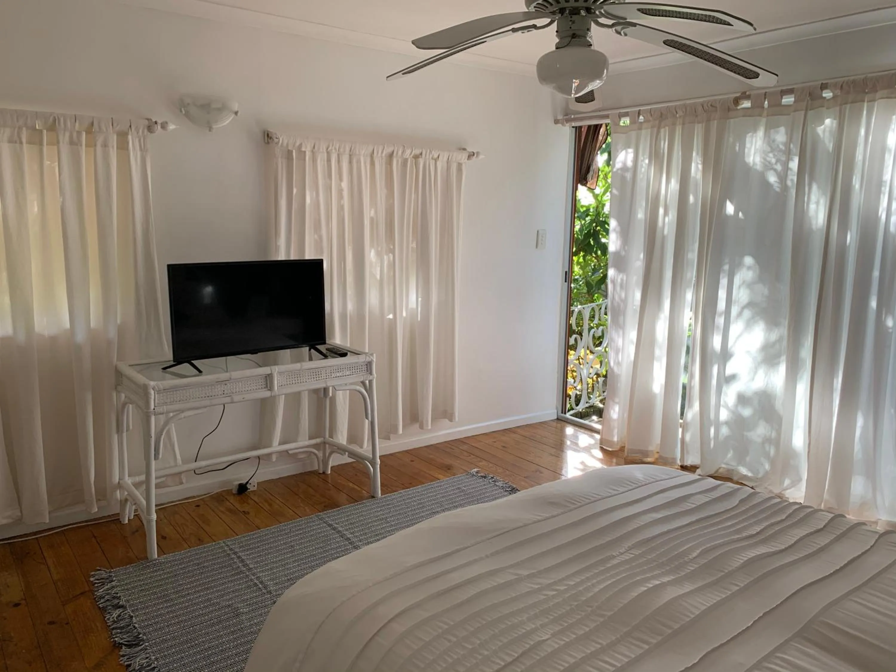 TV and multimedia, Bed in The Little Hideaway Guesthouse