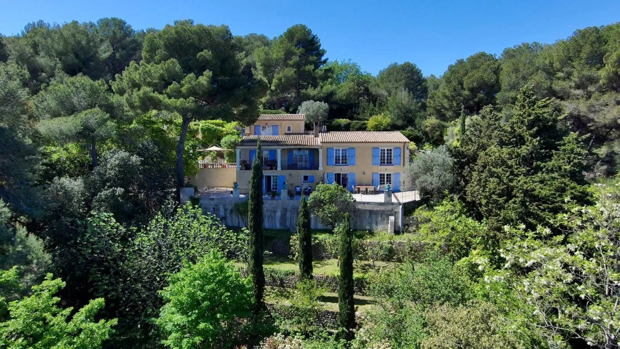 Property building in Villa Le Port d'attache