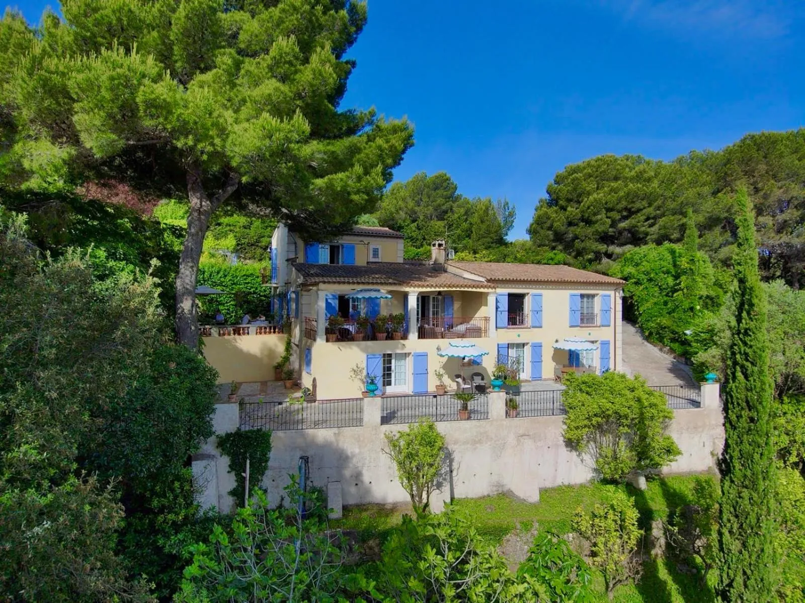 Property building in Villa Le Port d'attache