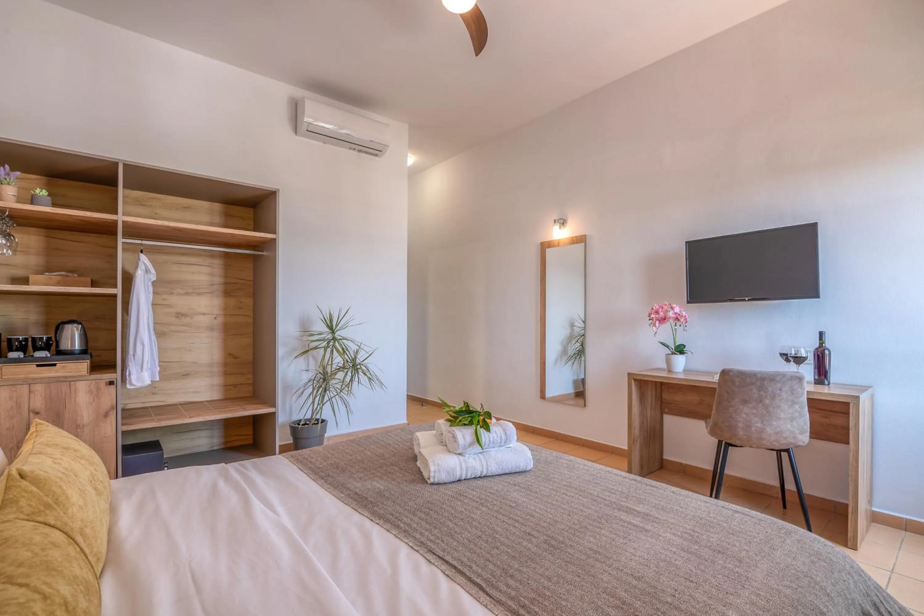 Communal lounge/ TV room, Bed in Kaliviani Traditional Hotel