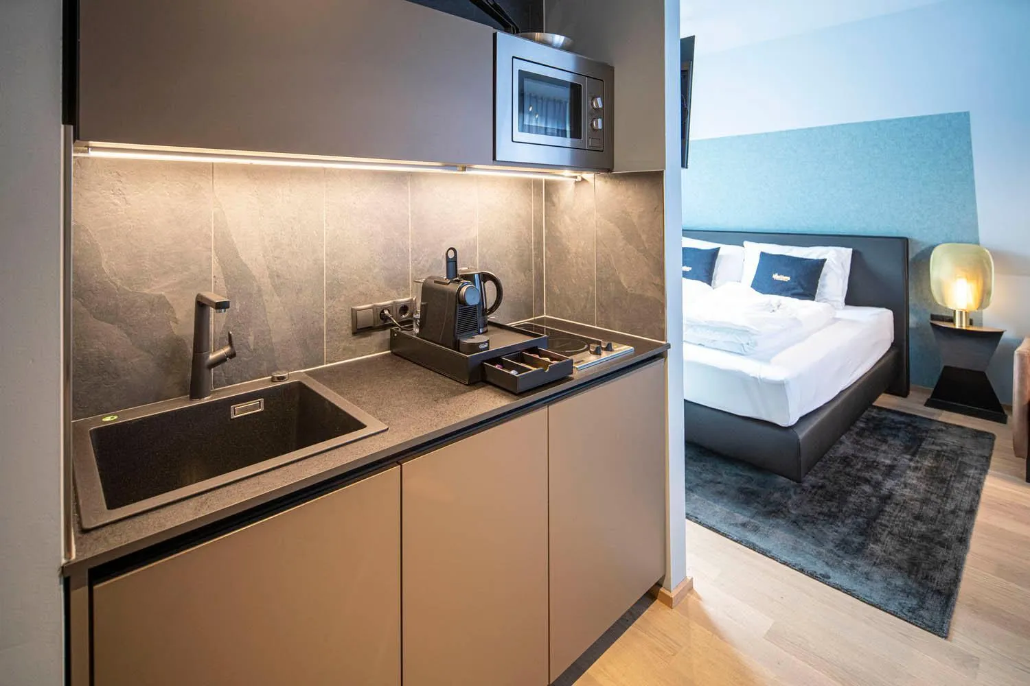 Kitchen or kitchenette, Bed in Blackhome Innsbruck City East I contactless check-in